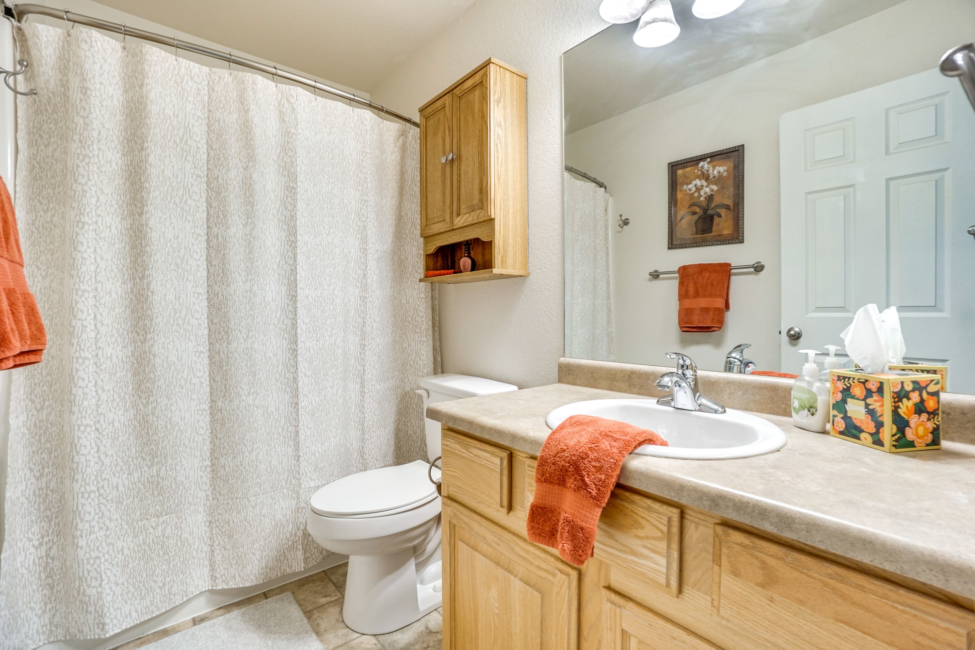 Full Bathroom | Towels Provided | 2nd Floor