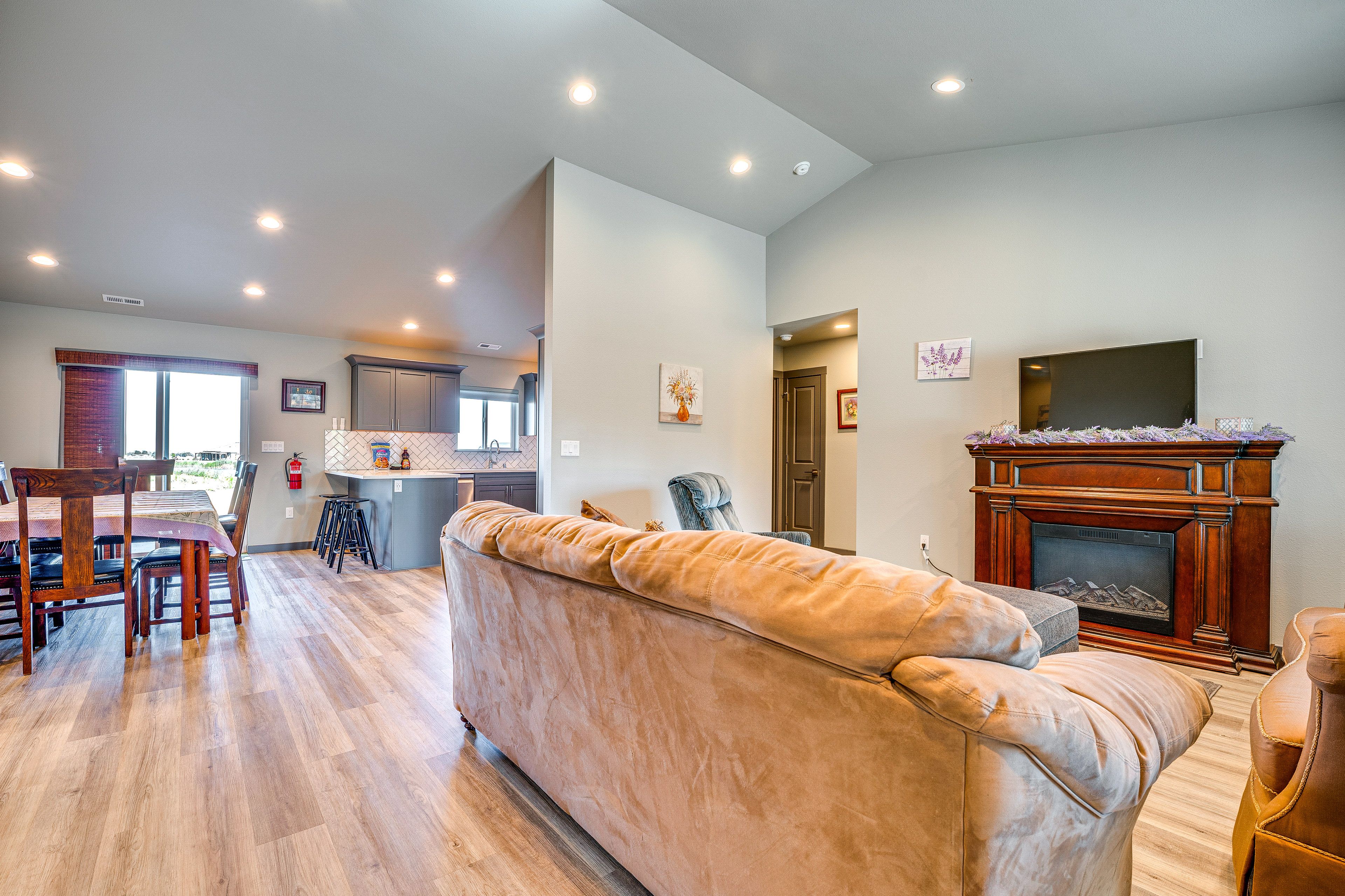 Living Room | Free WiFi | Central Heating & A/C | Smart TV