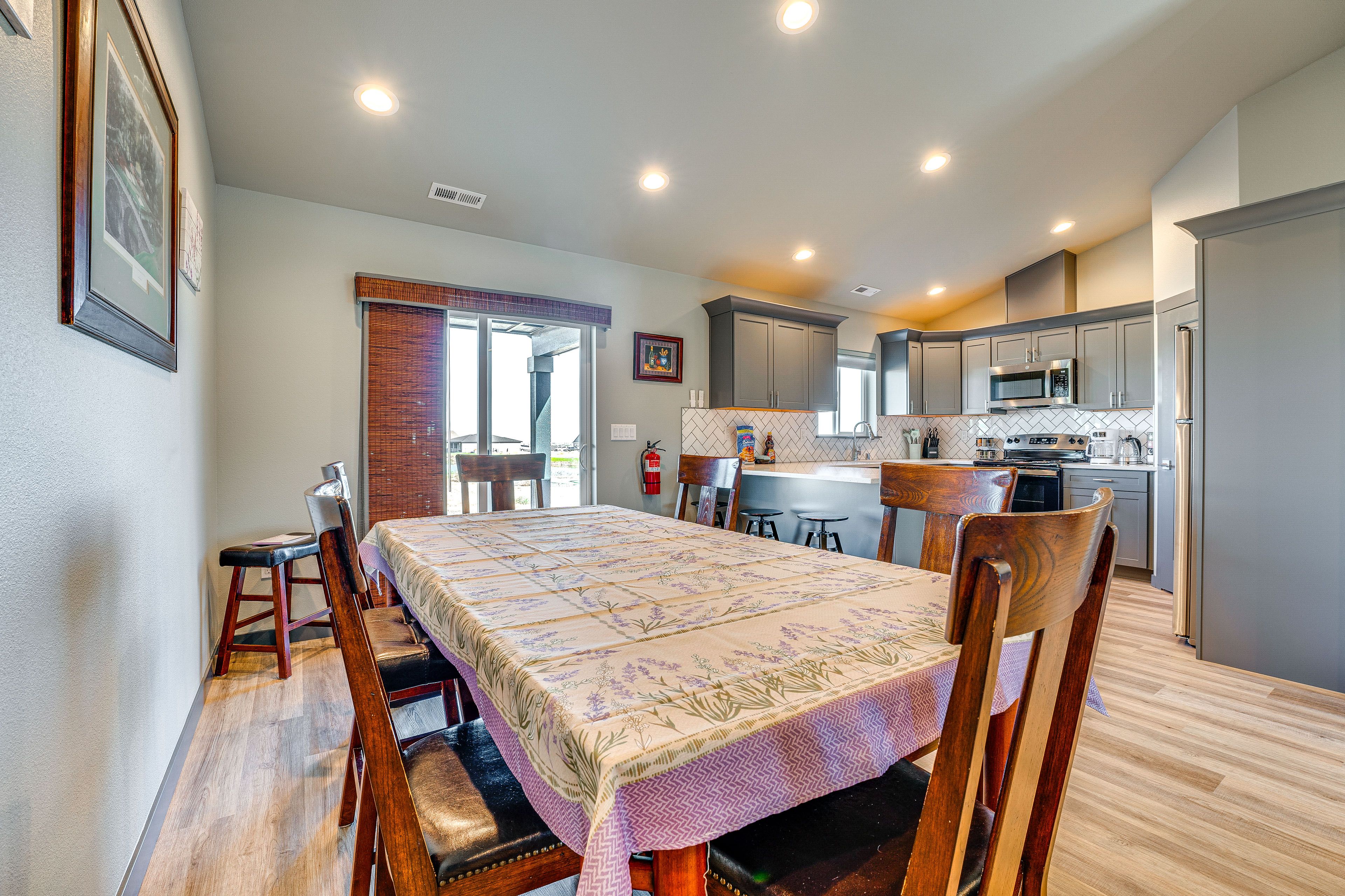 Dining Area | Dishware/Flatware Provided
