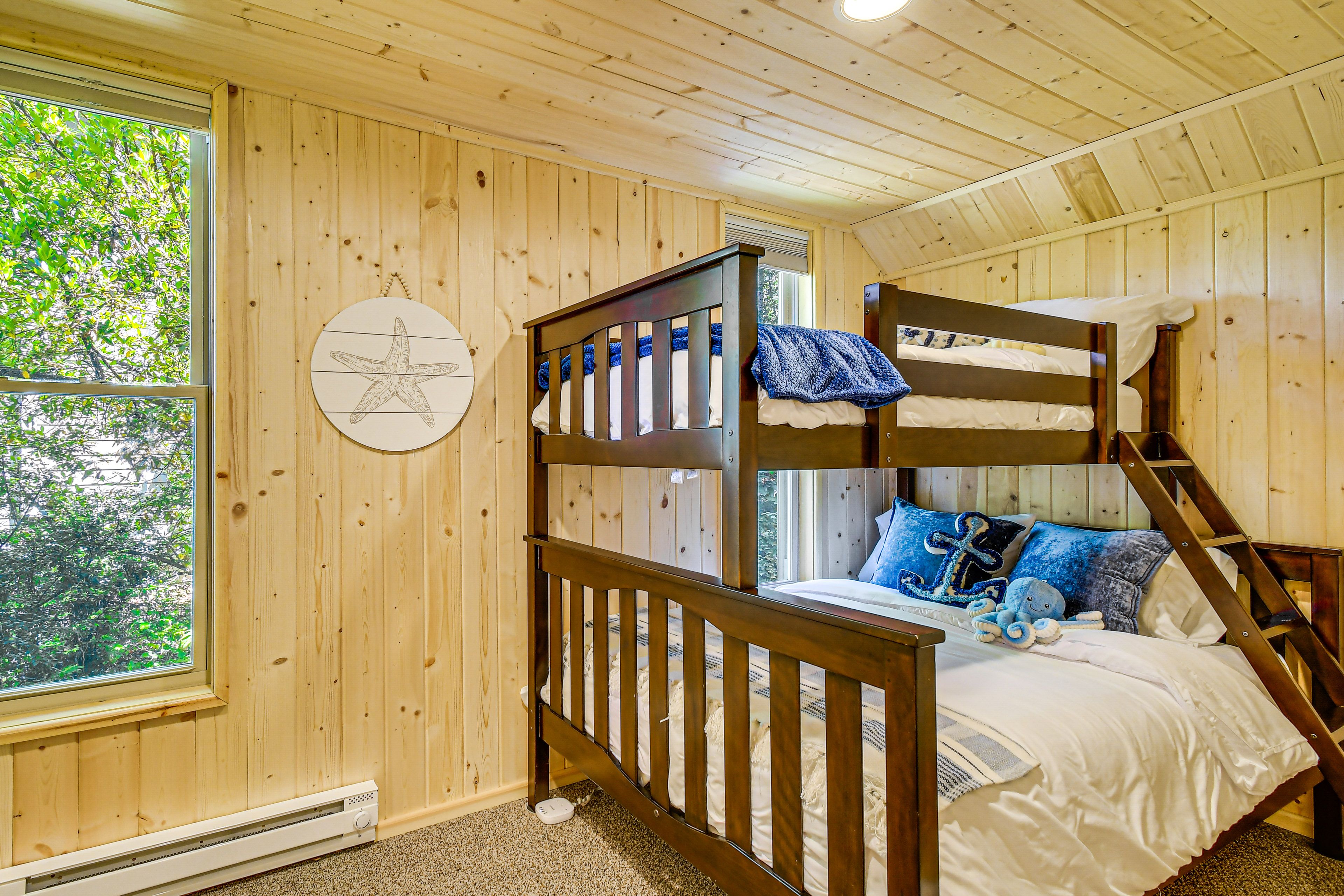 Bedroom 2 | Twin/Full Bunk Bed