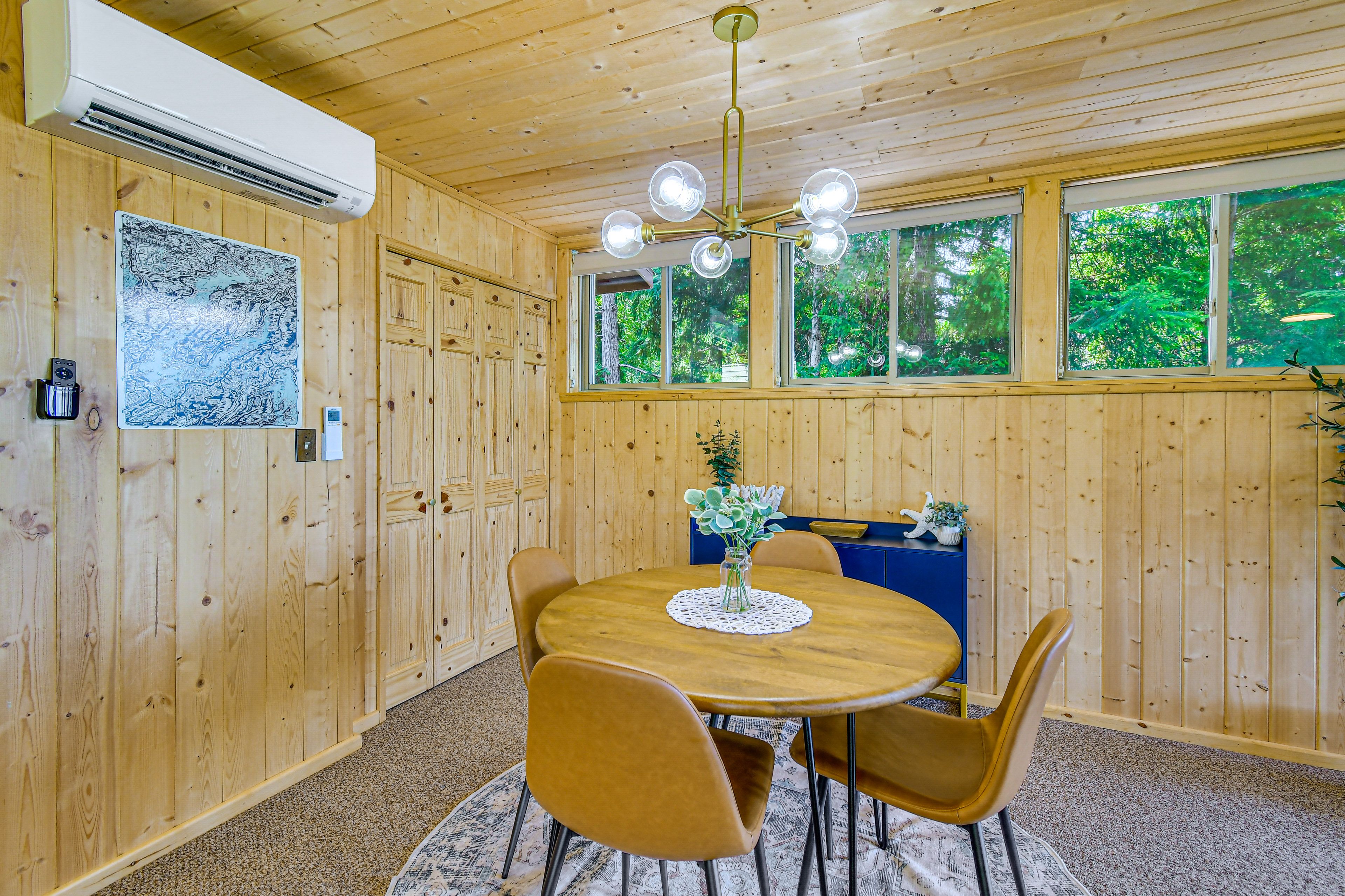 Dining Area | Dishware/Flatware Provided