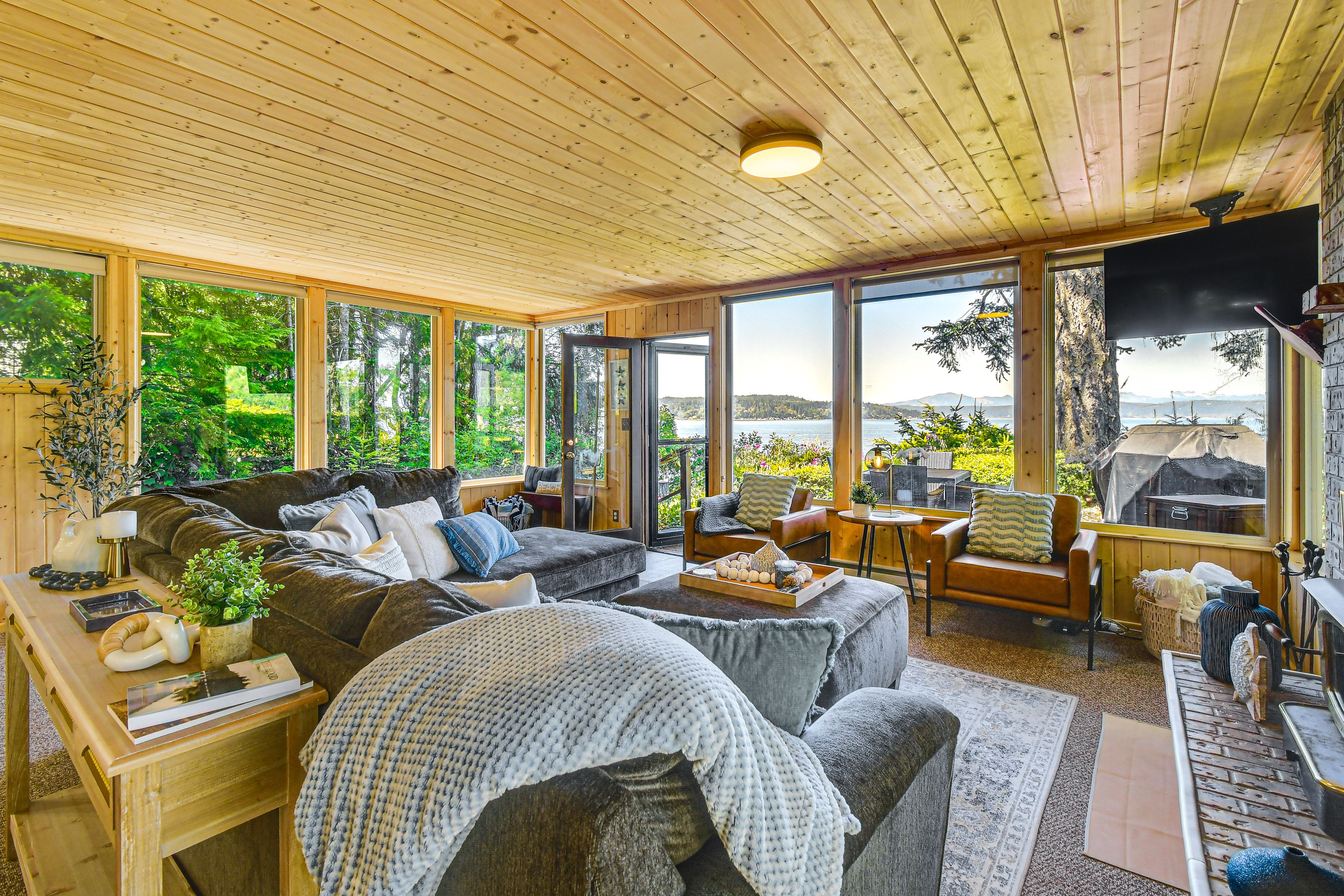 Living Room | Smart TV | Queen Sleeper Sofa | Fireplace (Decorative)