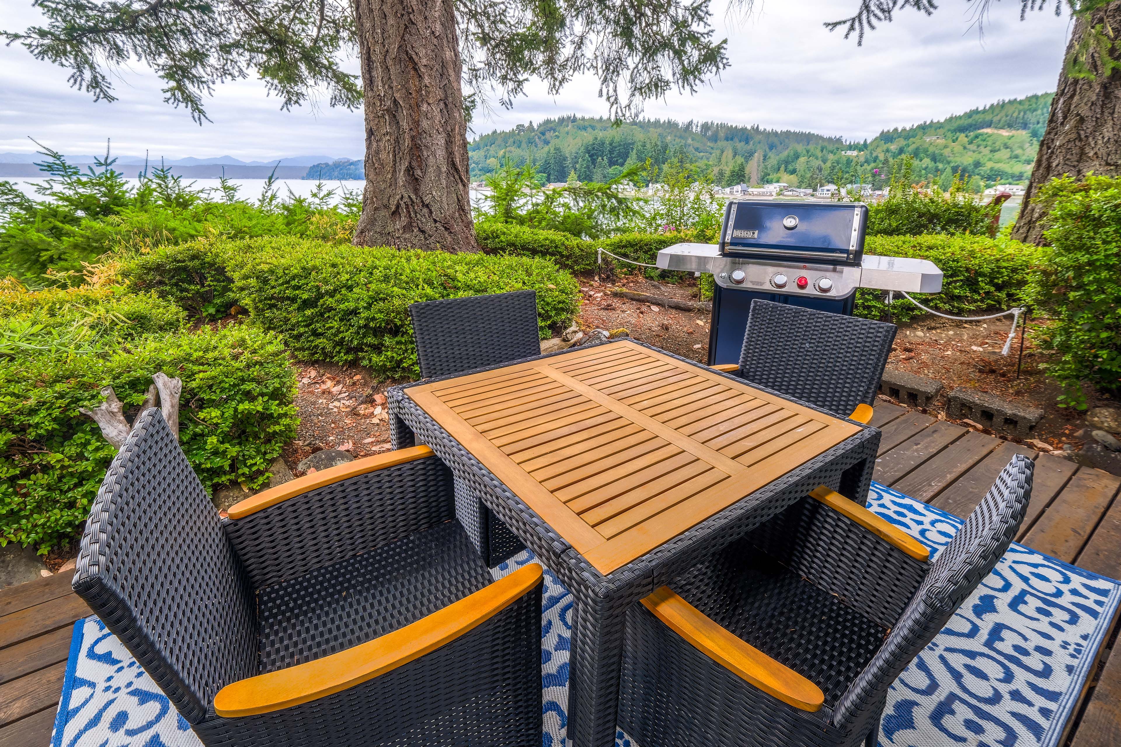 Deck | Gas Grill | Outdoor Dining Area
