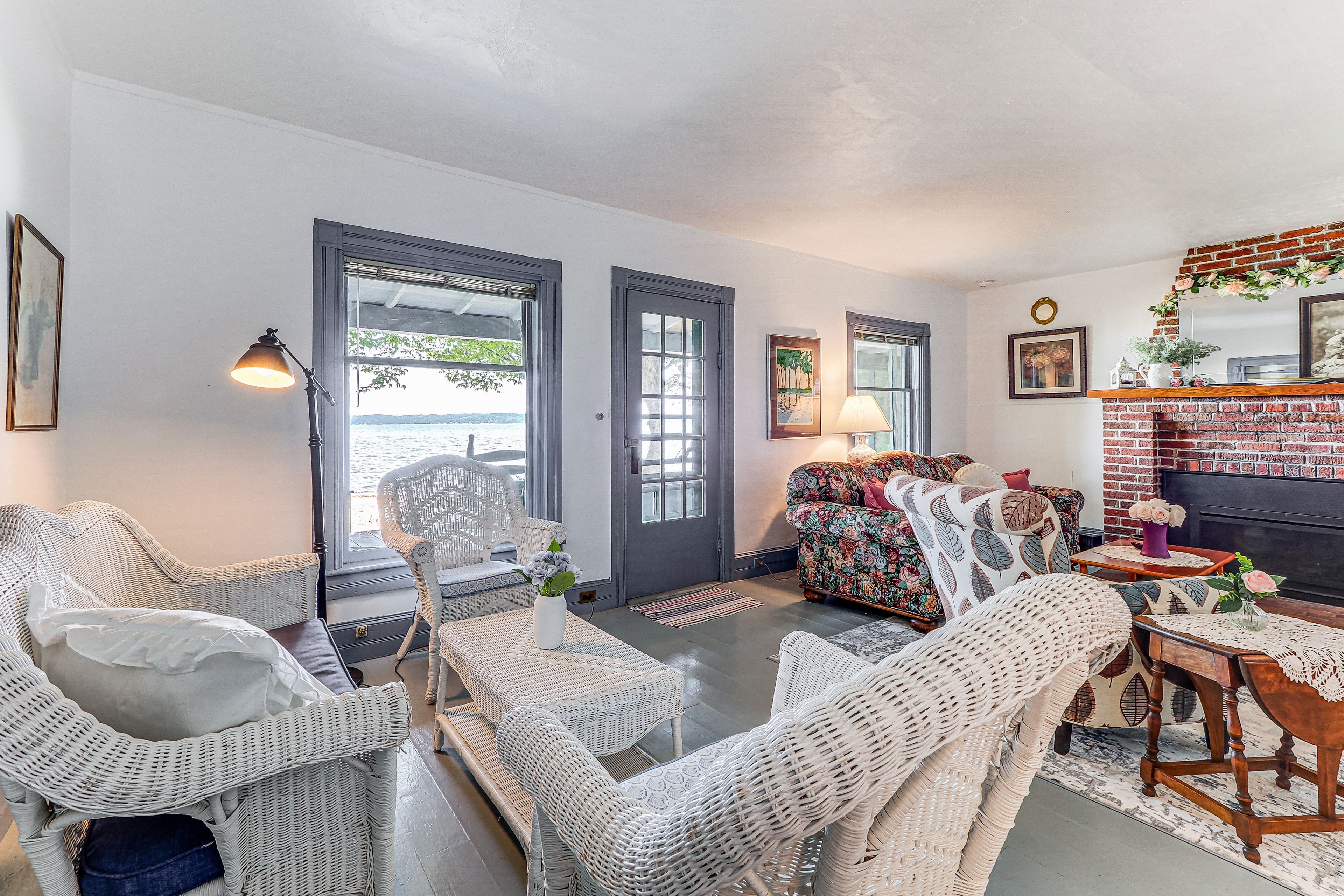 Living Room | 1st Floor | Gas Fireplace | Smart TV | Free WiFi