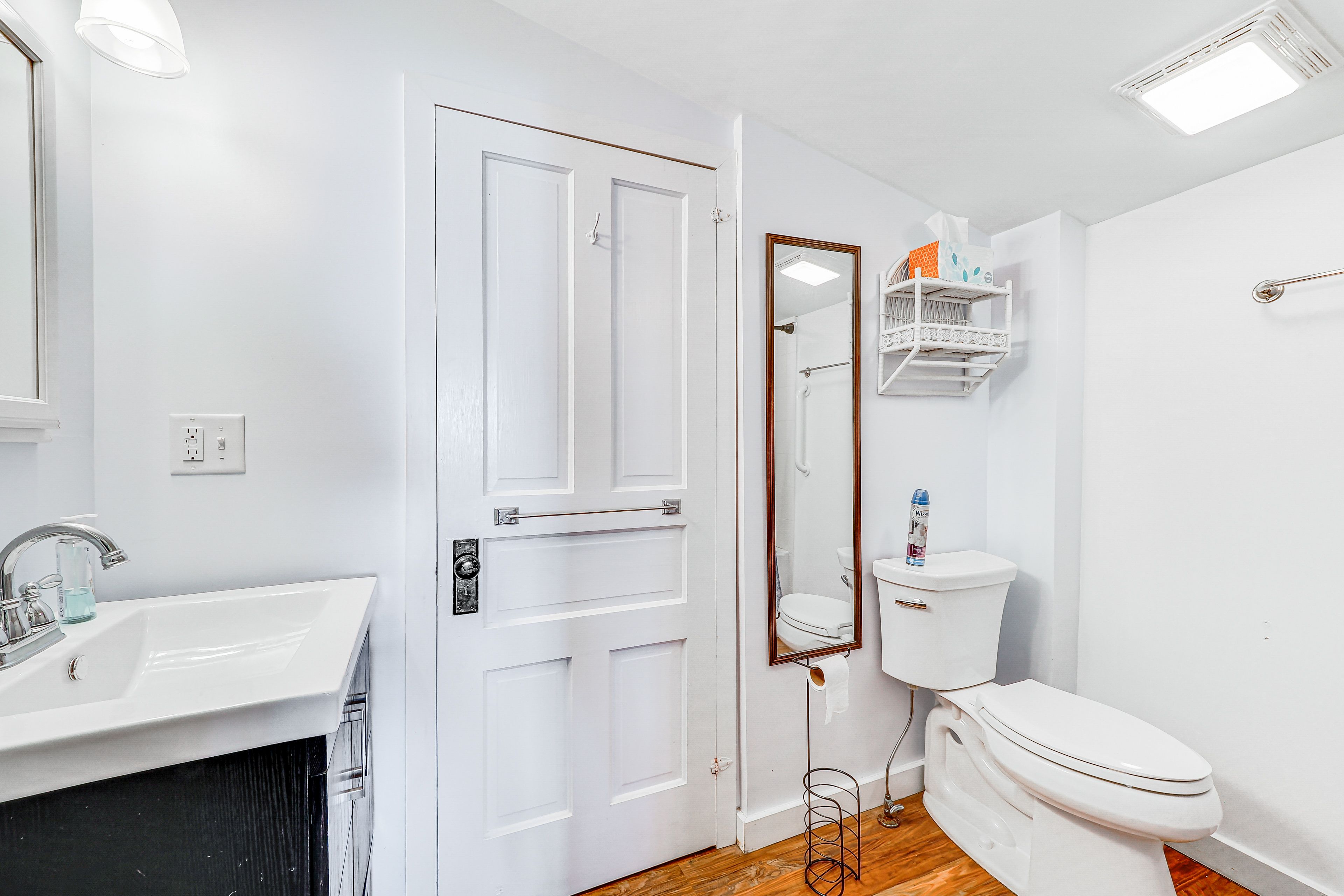 Full Bathroom | 2nd Floor | Towels Provided | Hair Dryer