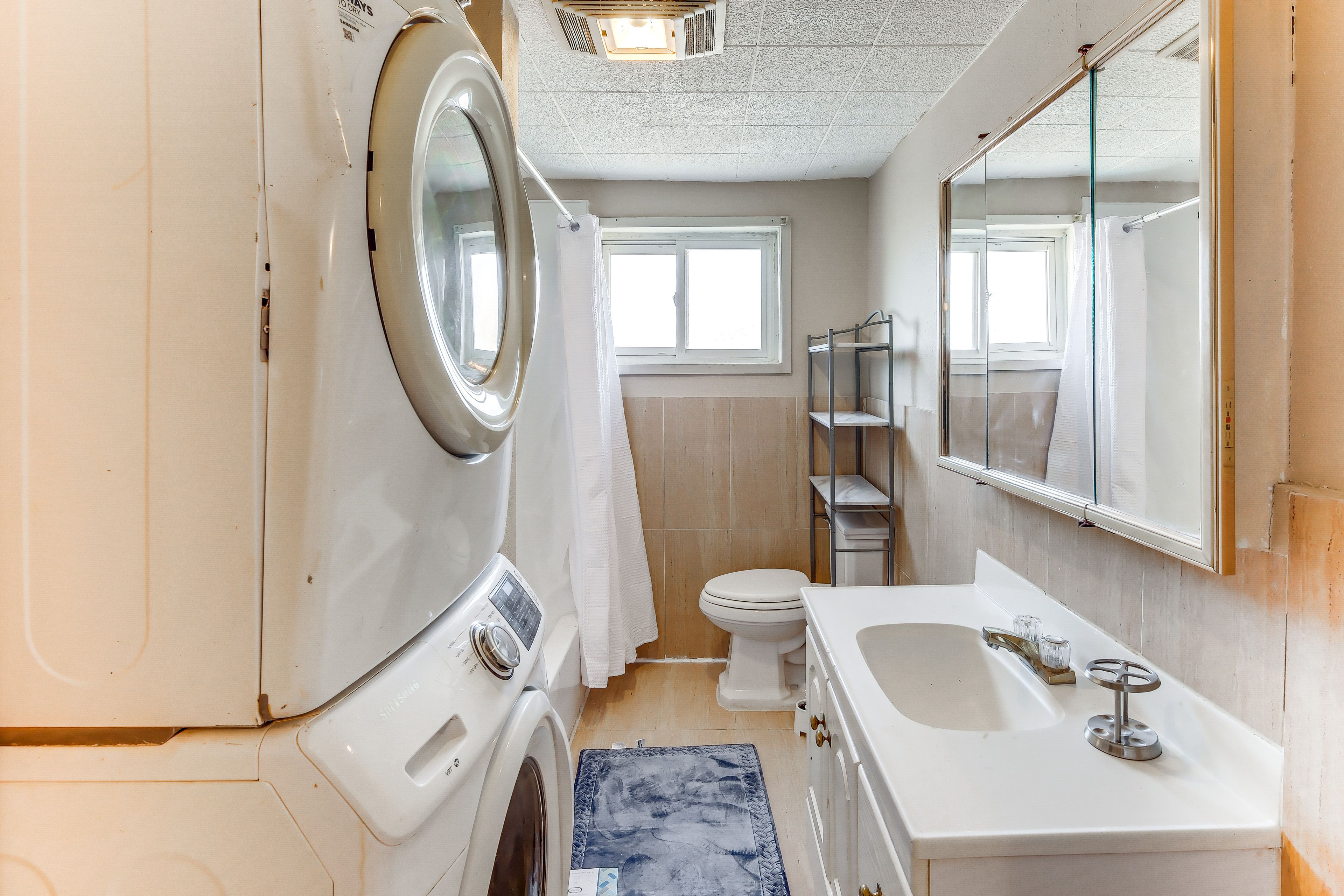 Full Bathroom | Washer/Dryer