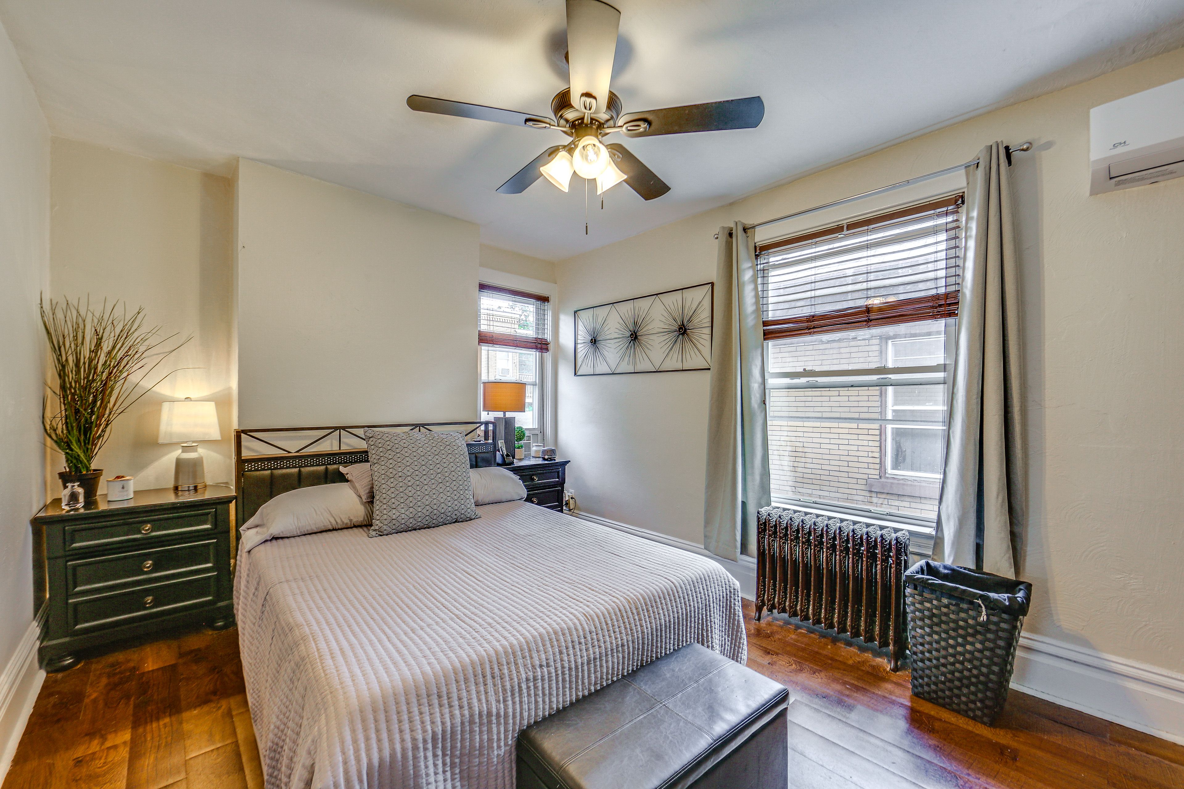 Bedroom 1 | Queen Bed | Smart TV | 2nd Floor