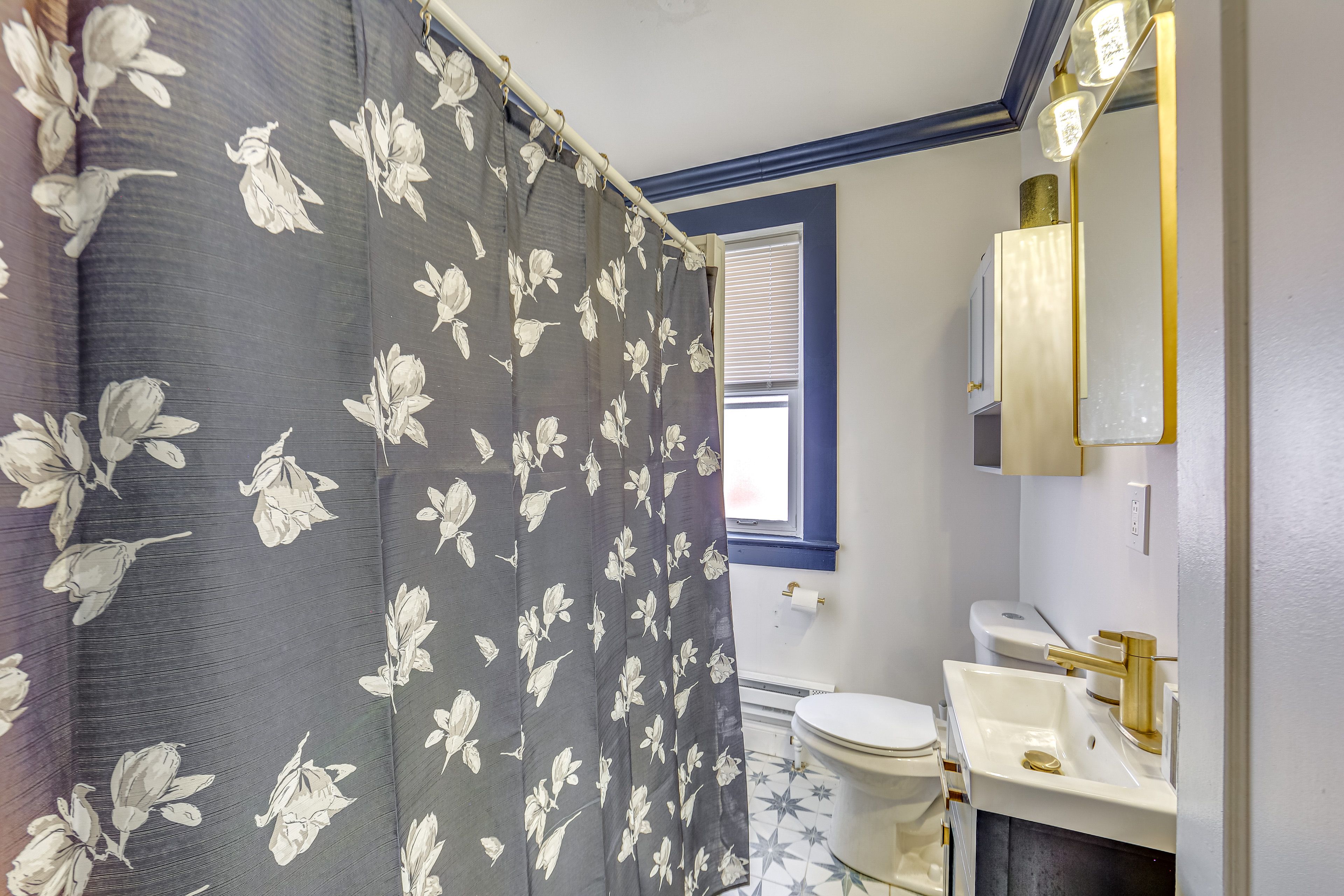 Full Bathroom | Complimentary Toiletries | Towels Provided | 2nd Floor