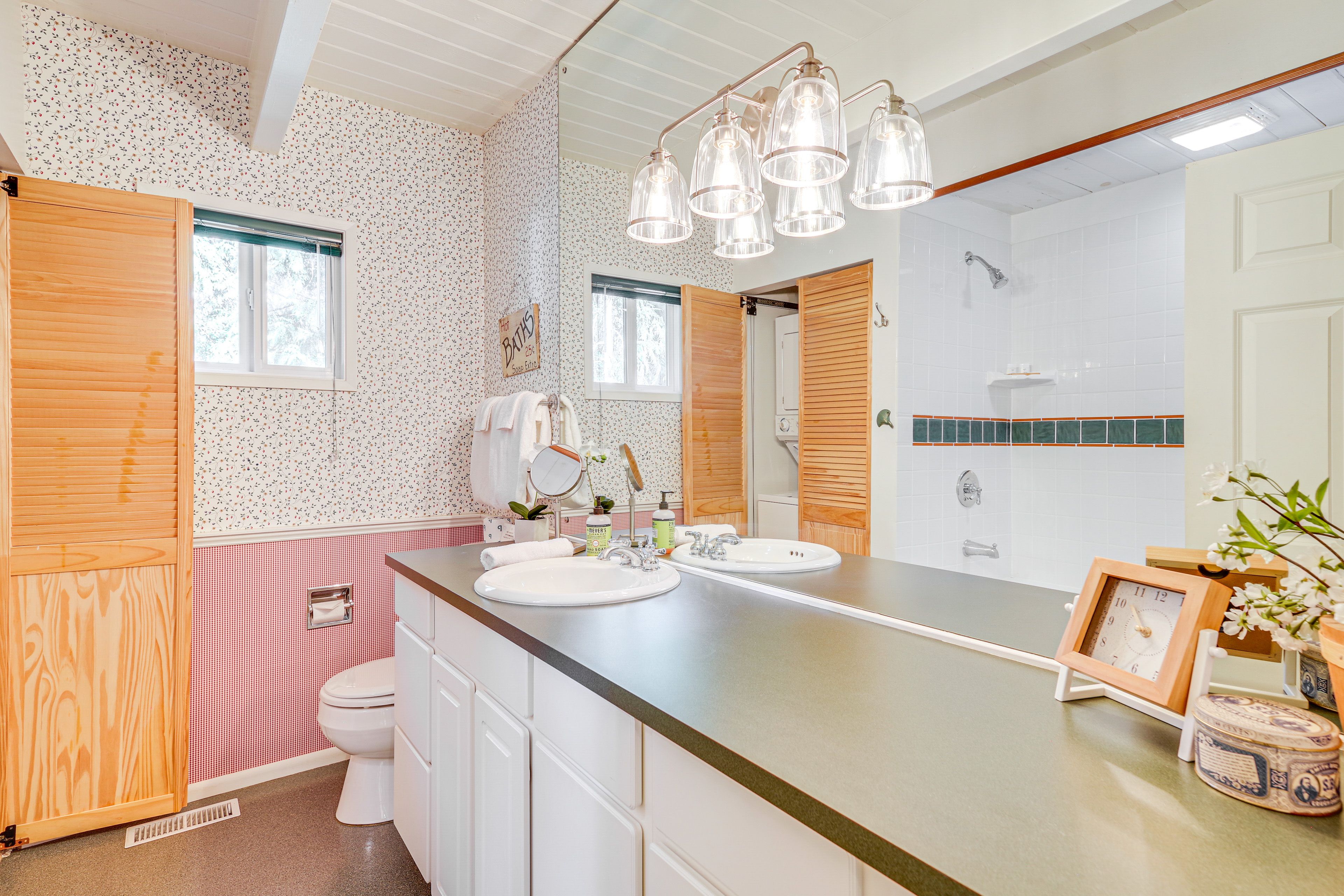Full Bathroom  | 1st Floor | Towels Provided