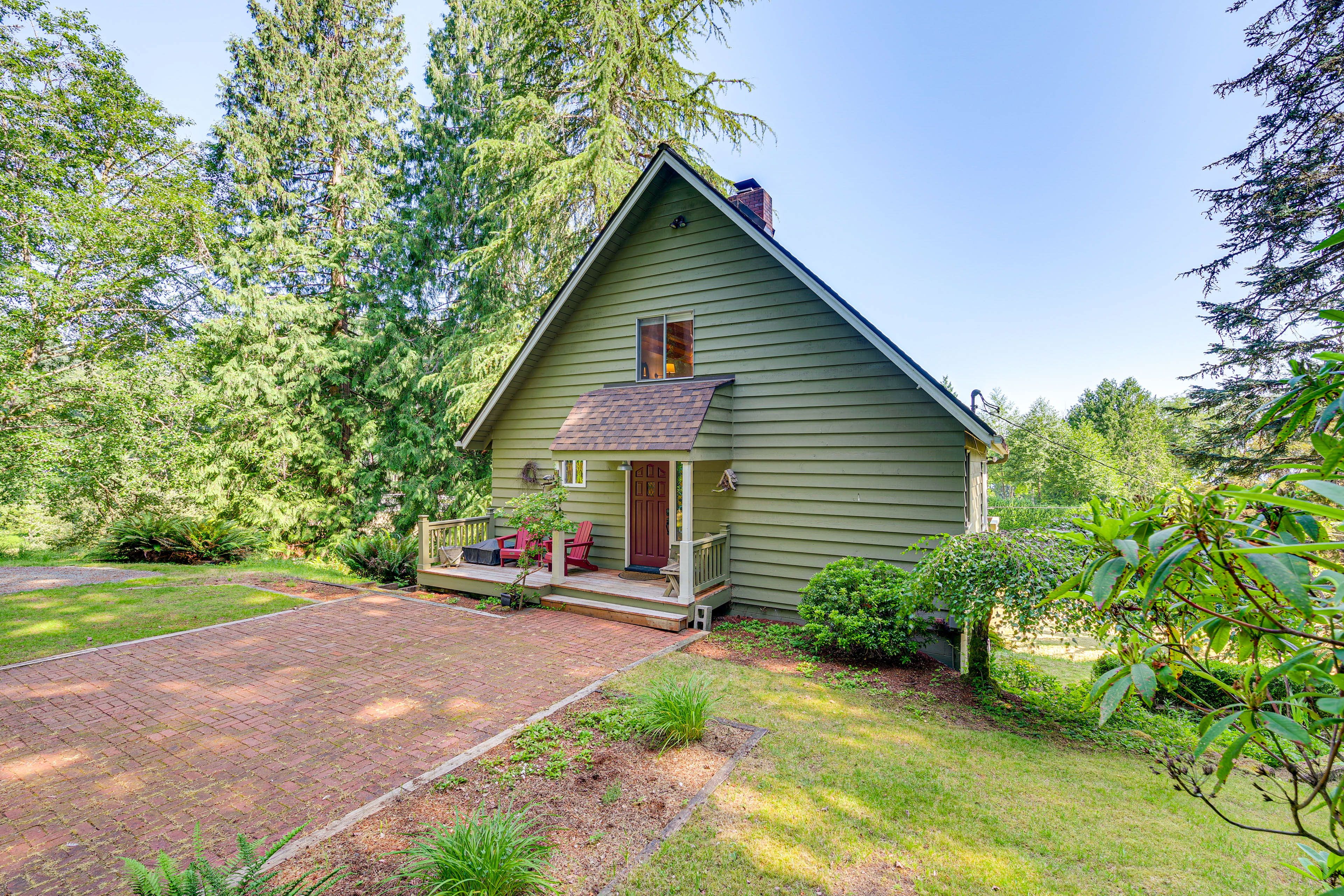 Cabin Exterior | Parking | Driveway (1 Vehicle)
