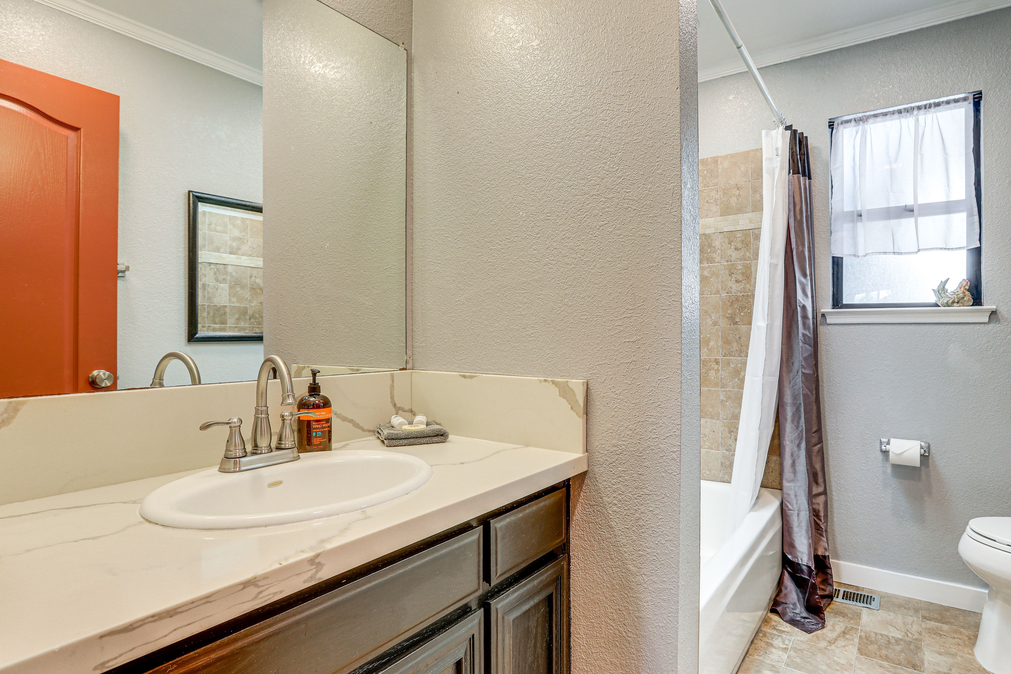 Full Bathroom | Complimentary Toiletries