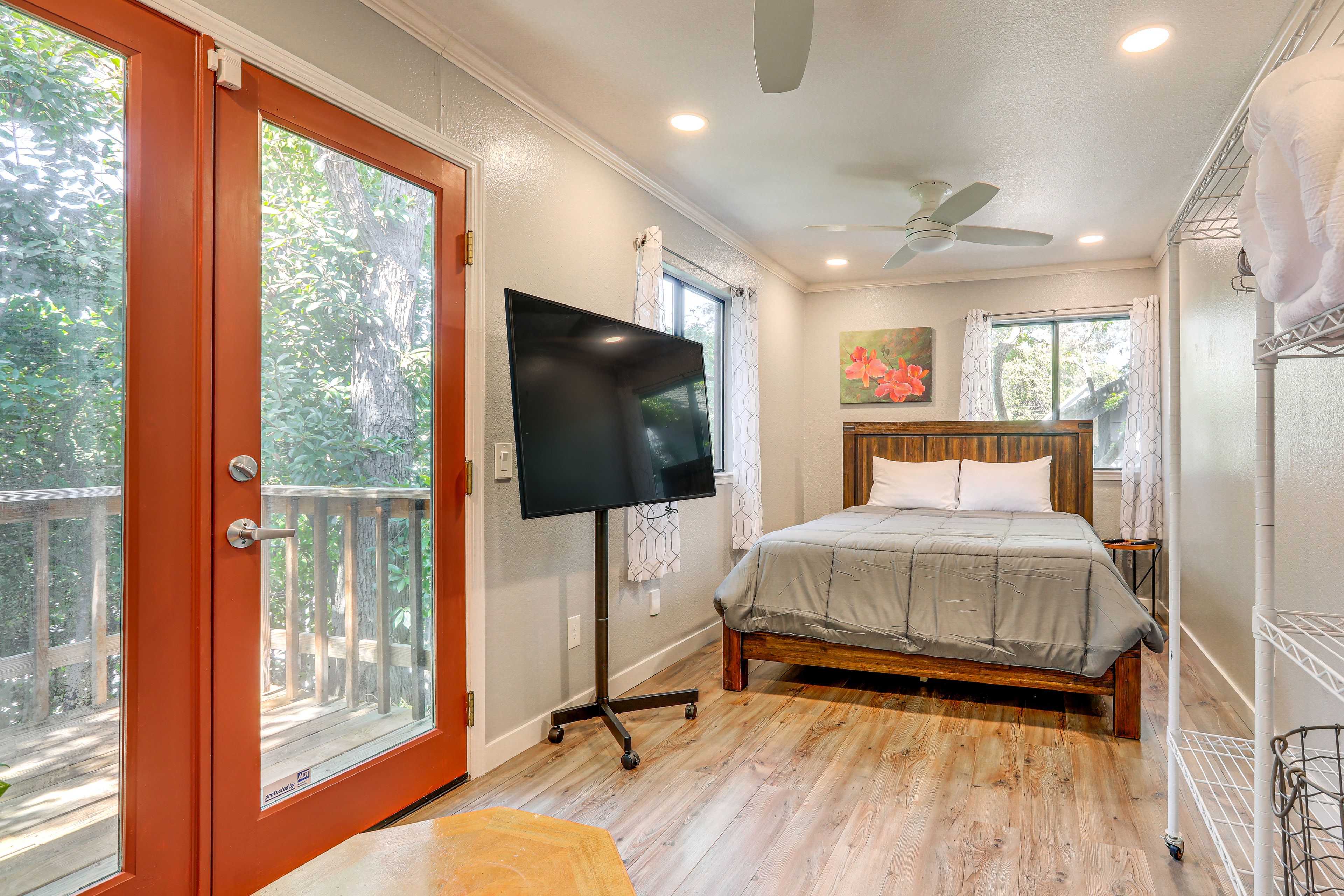 Bedroom 2 | Queen Bed | Smart TV