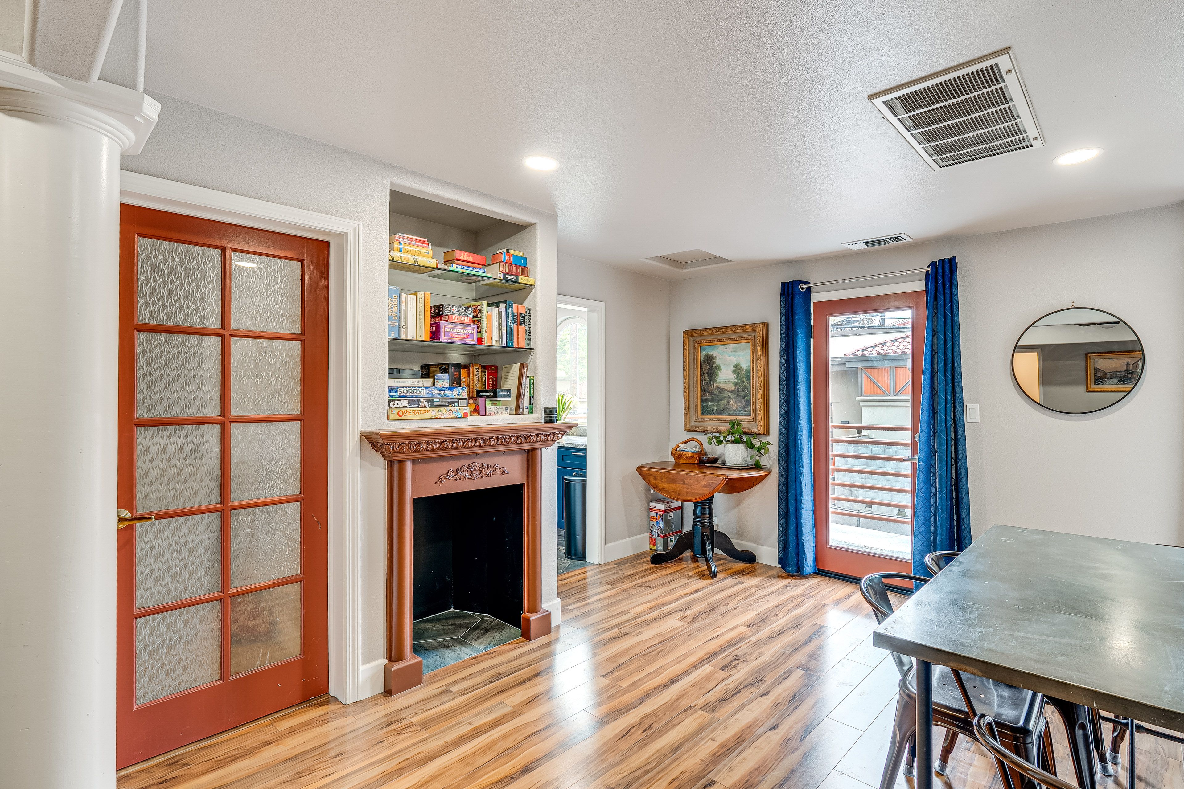 Dining Area | Dishware/Flatware Provided