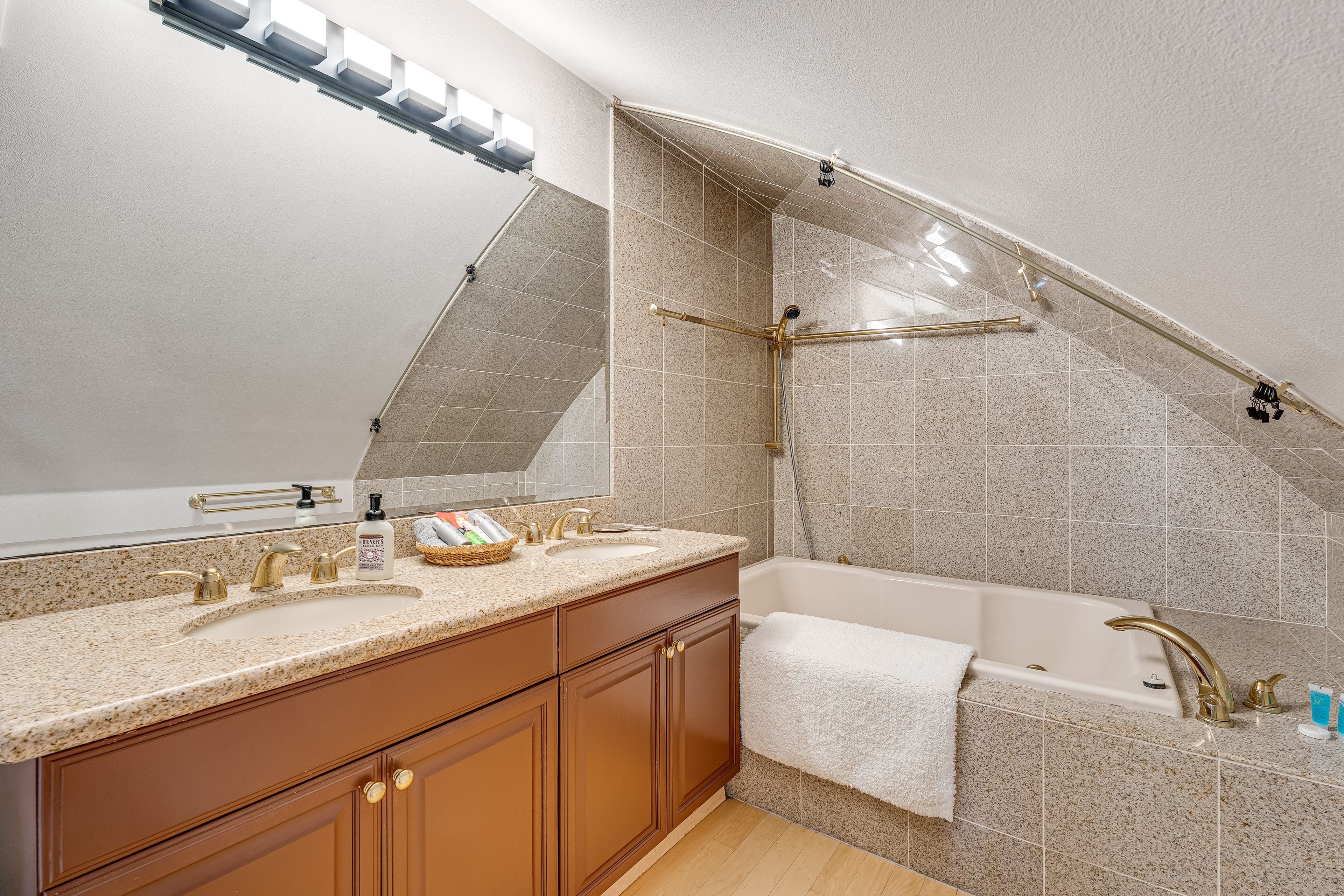 Full Bathroom | Towels Provided | Washer & Dryer