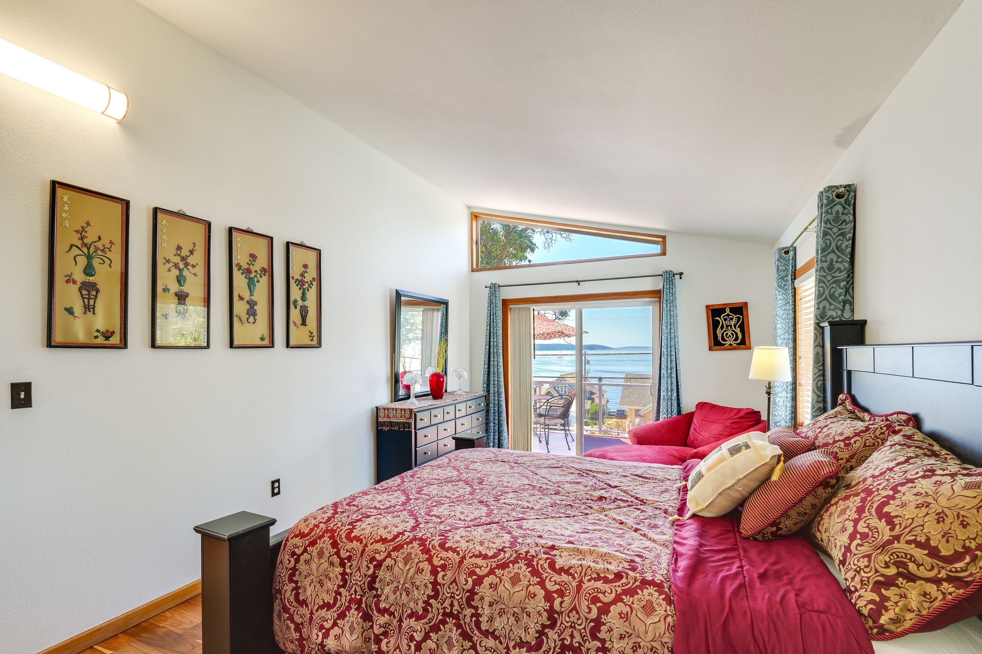 Bedroom 1 | 2nd Floor | Queen Bed