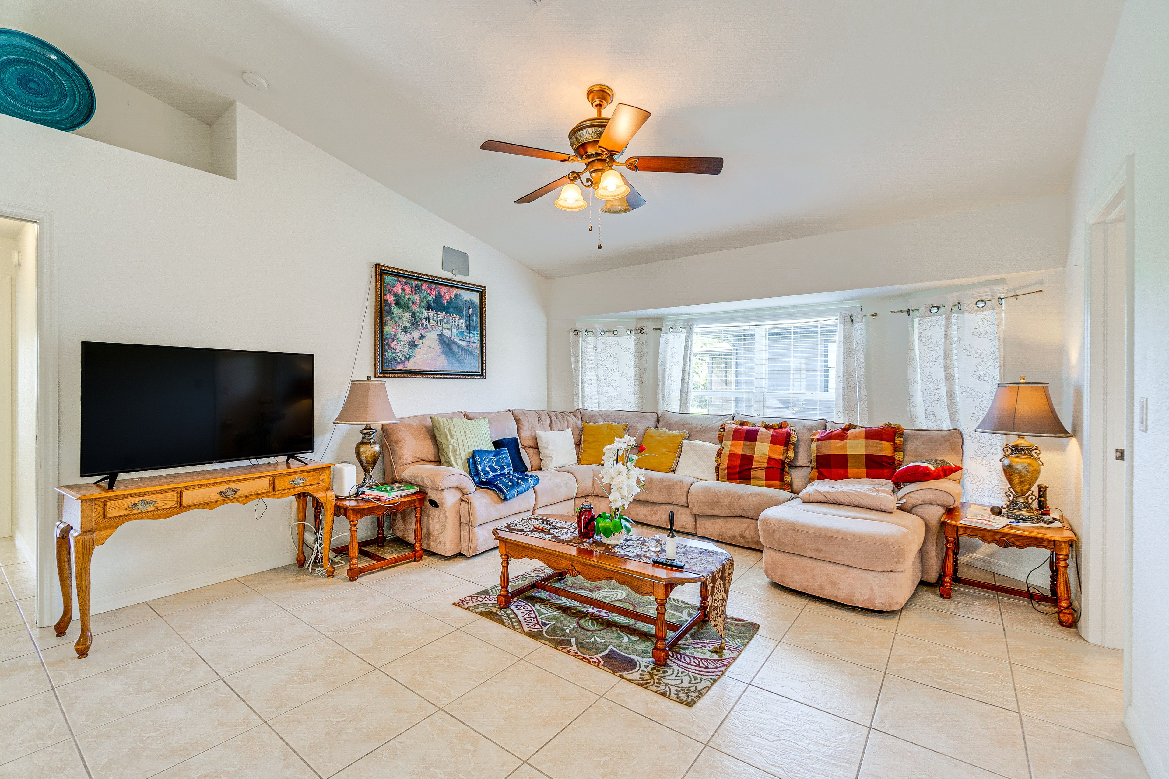 Living Room | Queen Sleeper Sofa | Full Air Mattress | Smart TV | Free WiFi