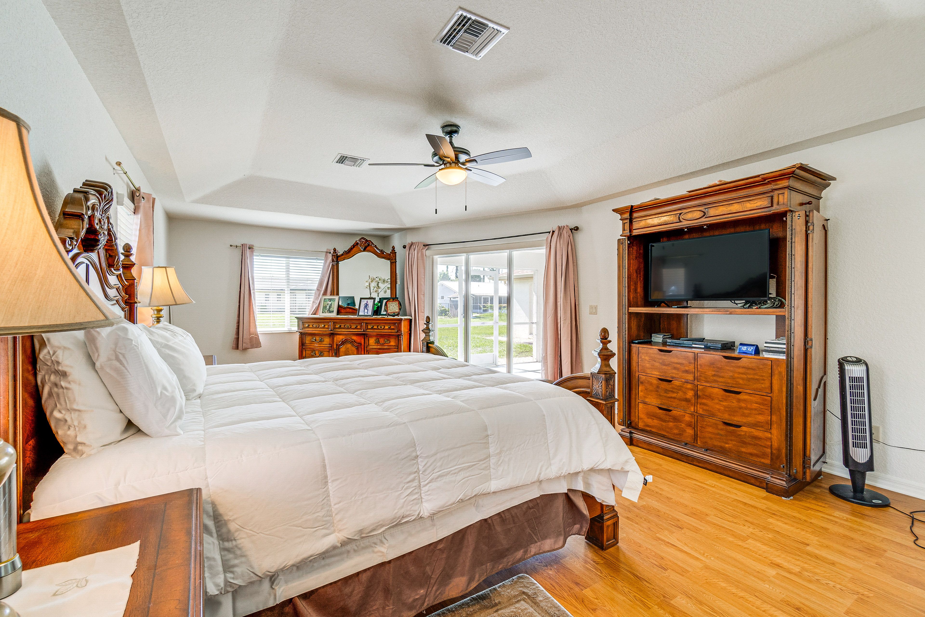 Bedroom 1 | King Bed | Smart TV | En-Suite Bathroom