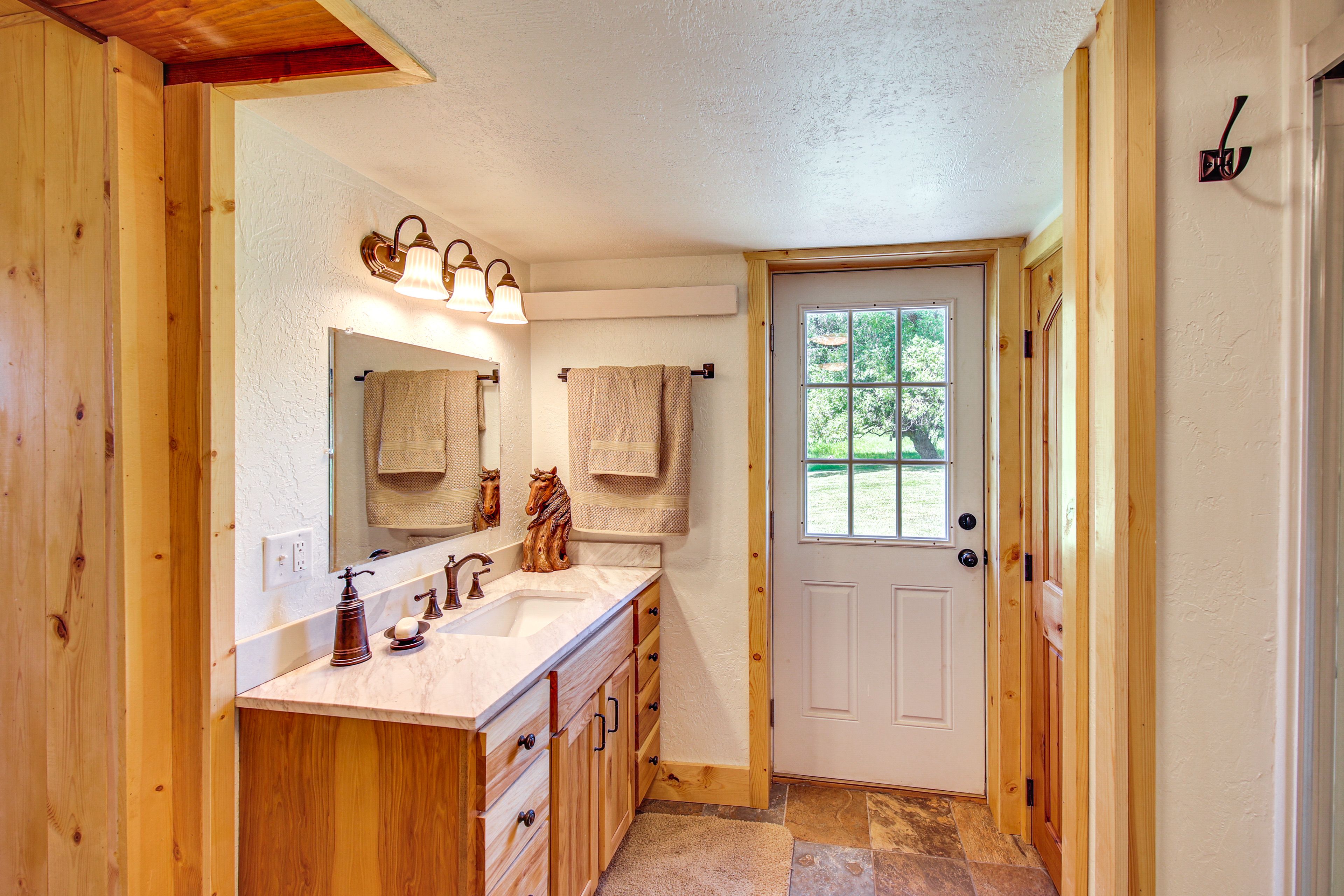 Full Bathroom | 1st Floor | Complimentary Toiletries | Hair Dryer