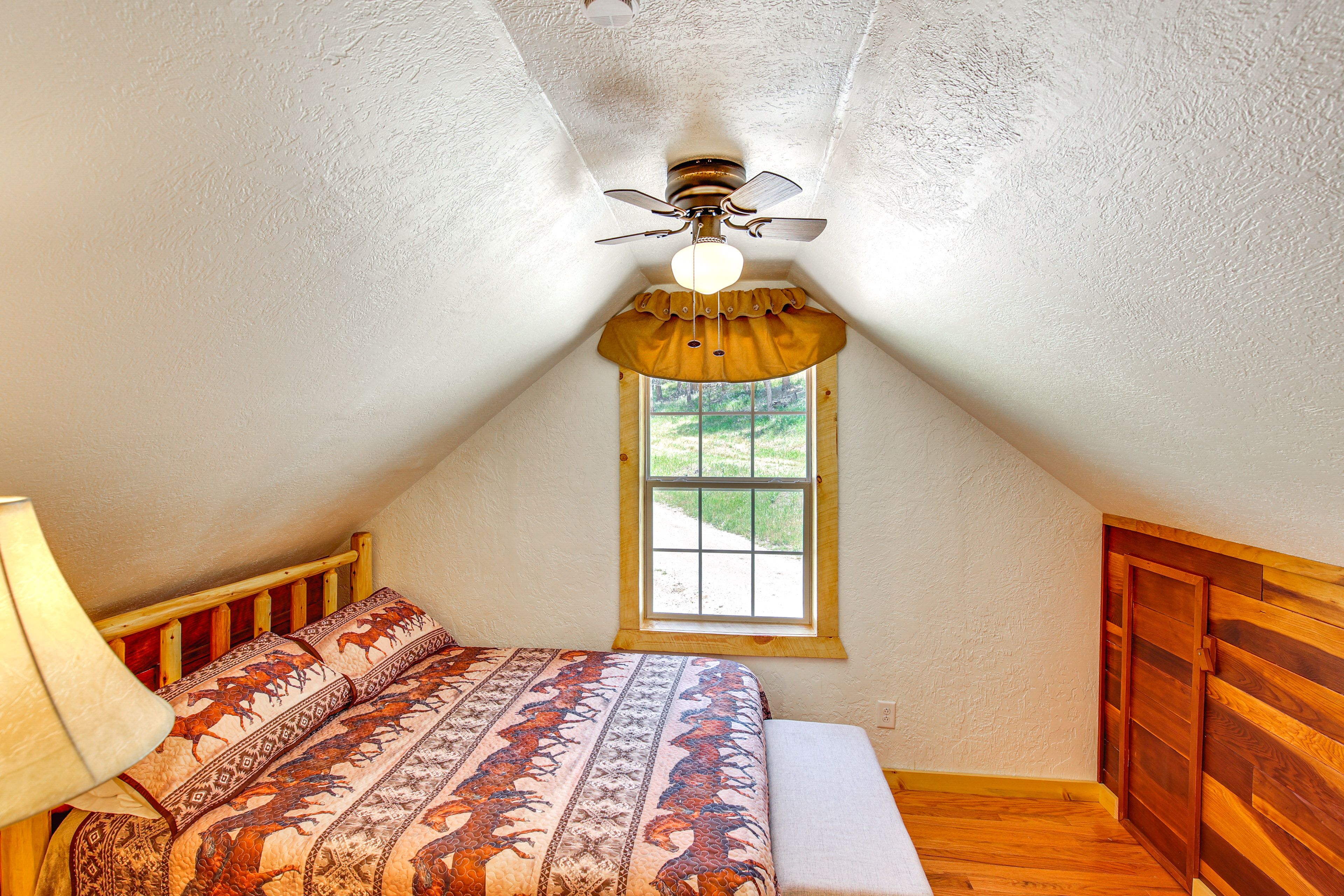 Bedroom | 2nd Floor | Queen Bed | 2 Twin Beds