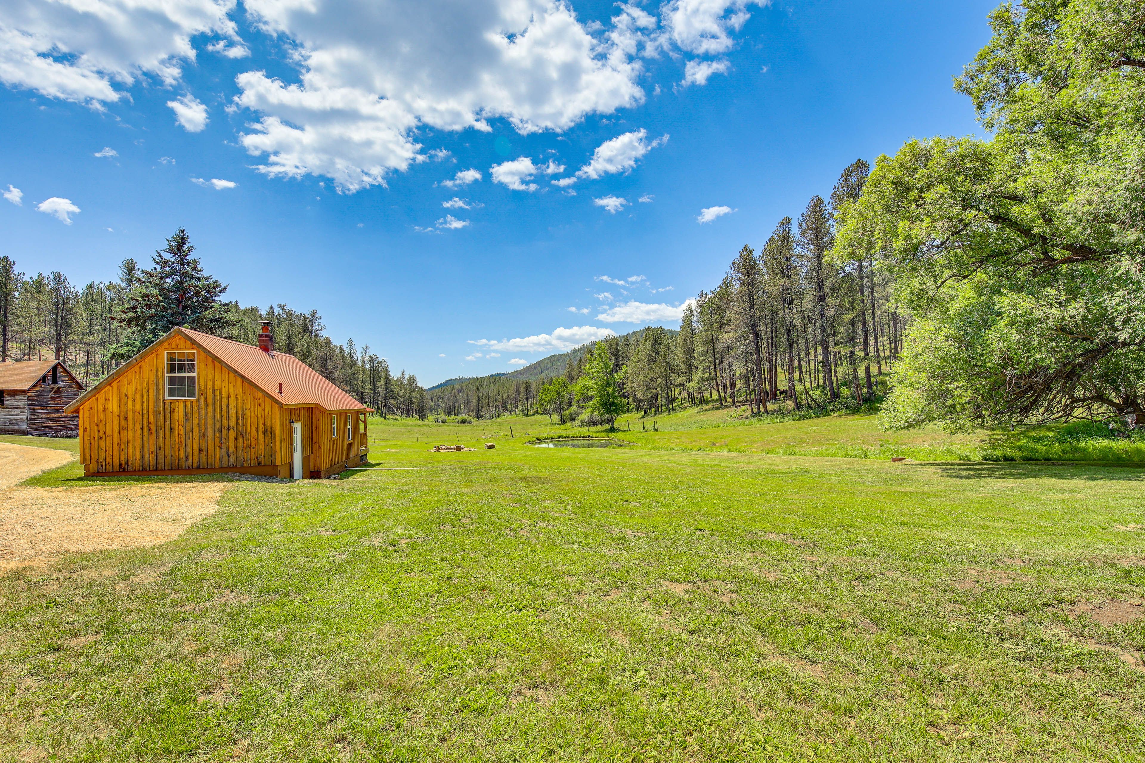 2-Story Cabin | Self Check-In | 5 Mi to Wind Cave National Park