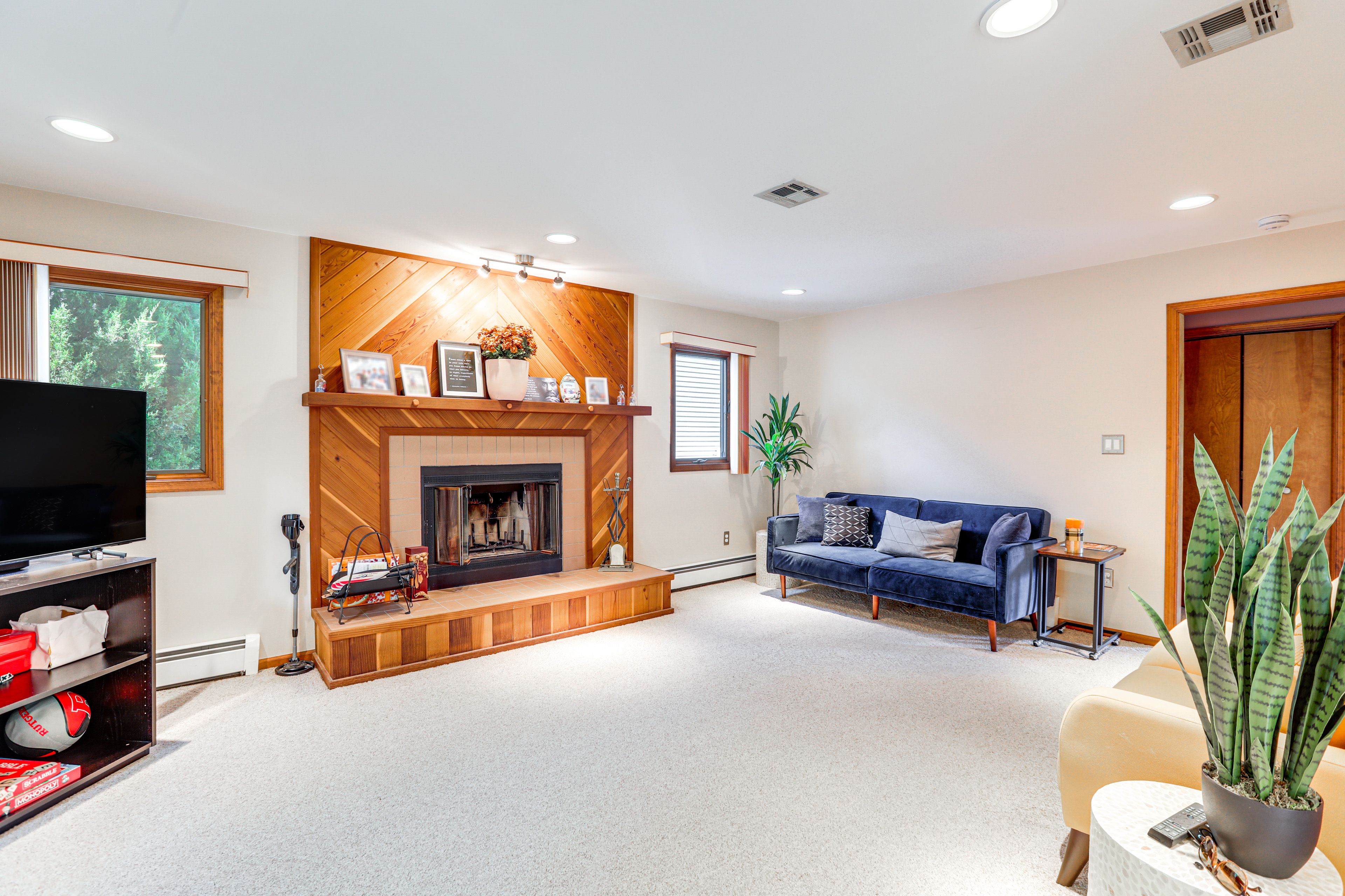 Living Room | Full Sleeper Sofa | Fireplace | Smart TV | 1st Floor