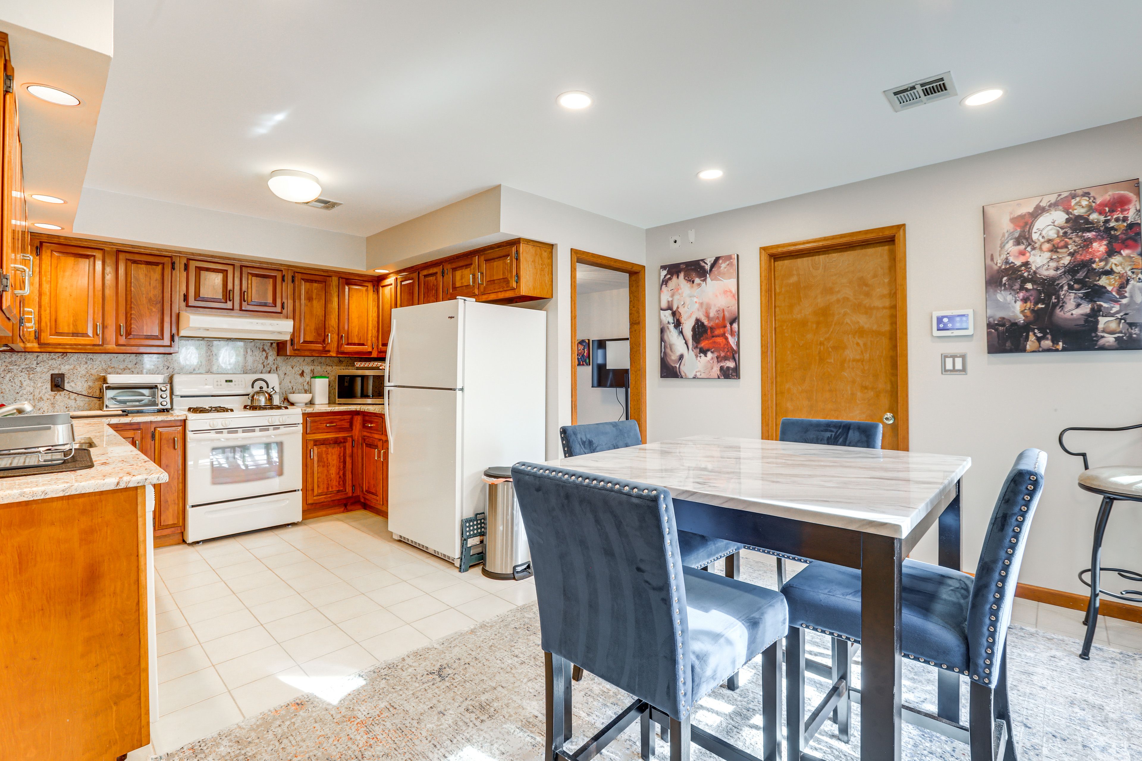 Dining Area | Dishware/Flatware Provided | 1st Floor