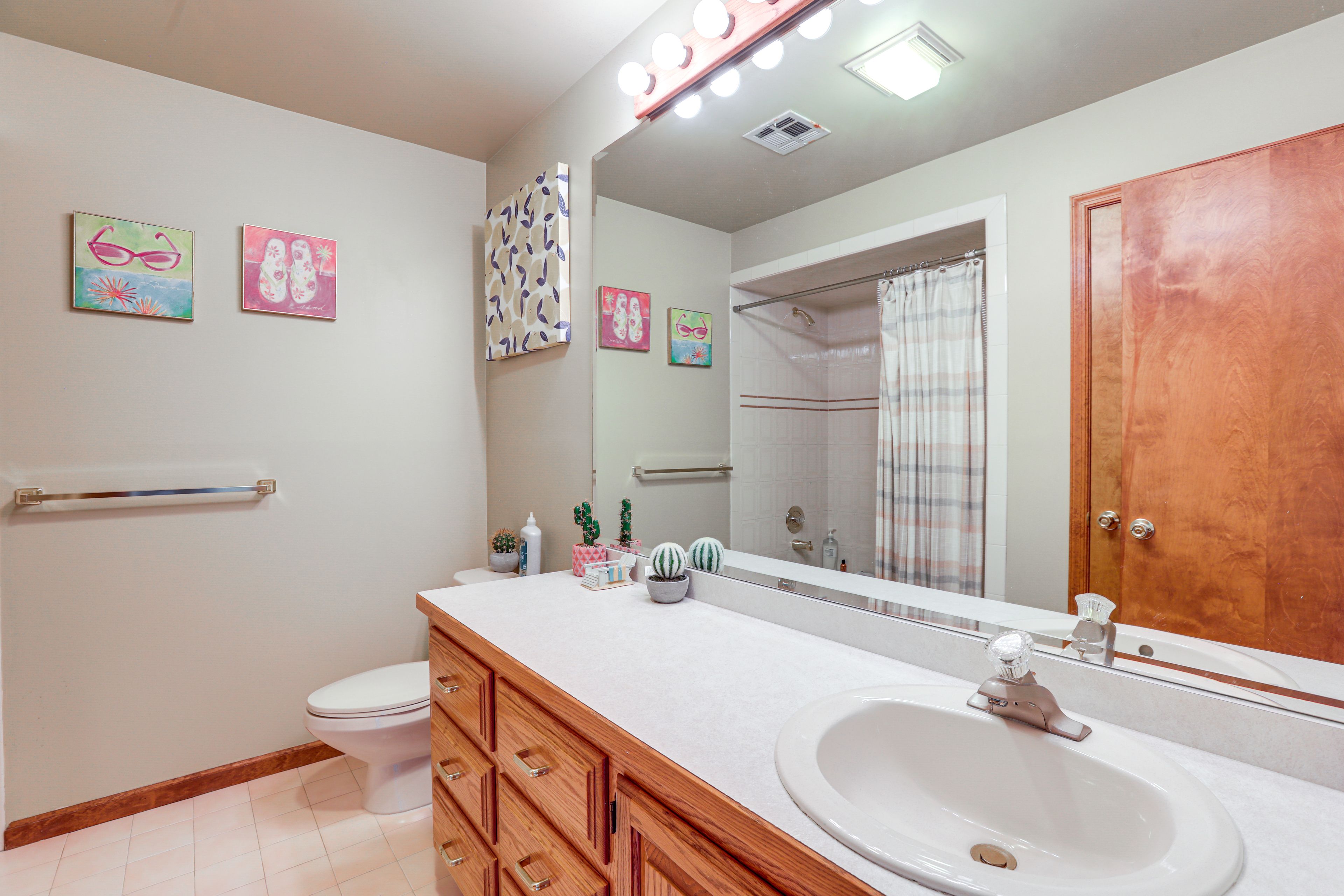Full Bathroom | 2nd Floor