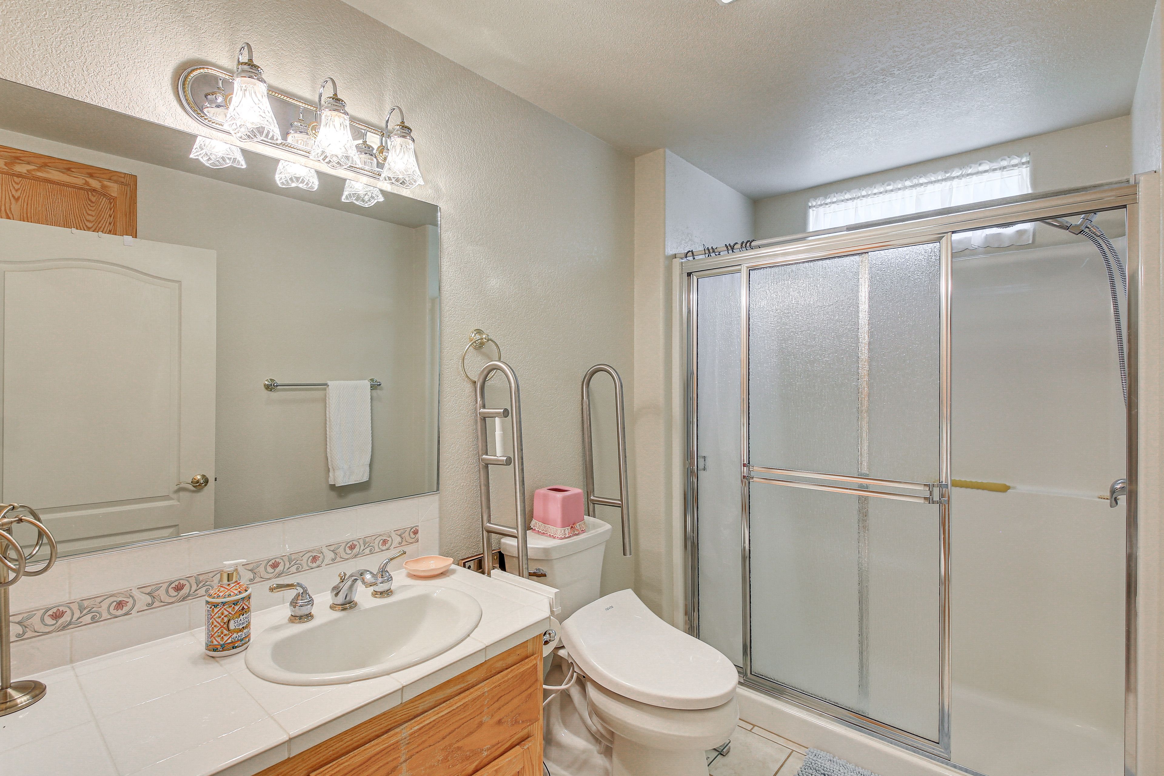 Full Bathroom | Main Level | Complimentary Toiletries
