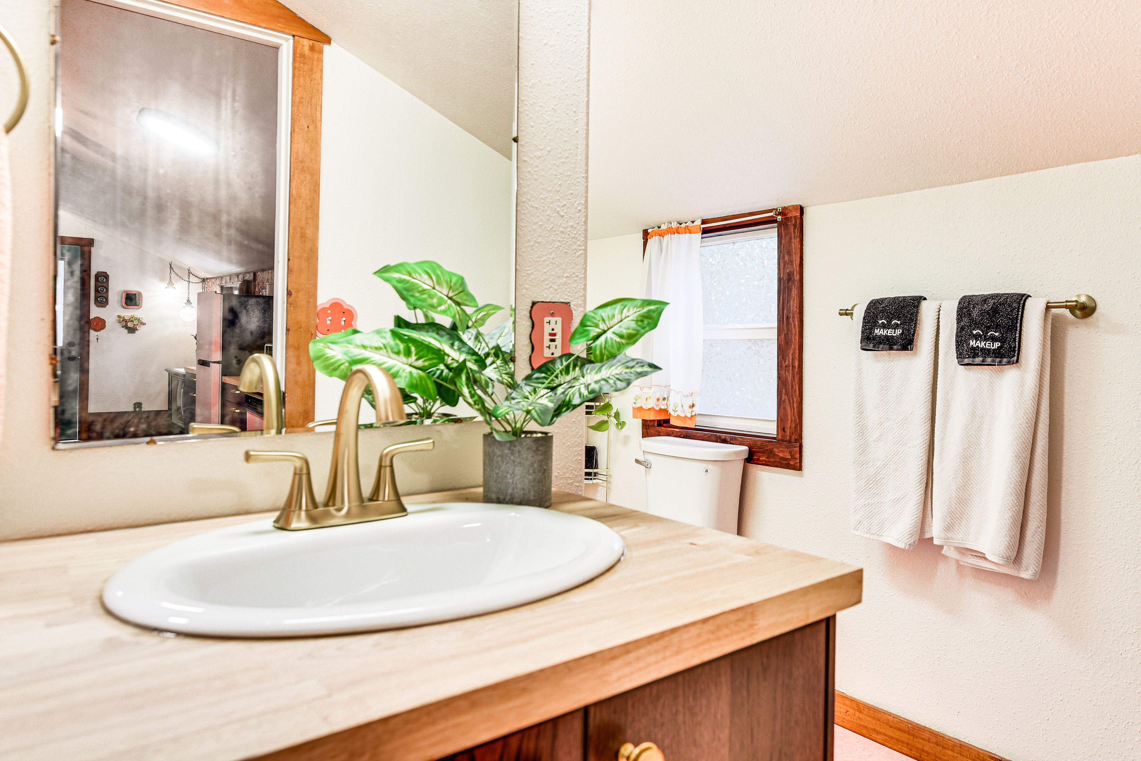 Full Bath | Towels | Hair Dryer