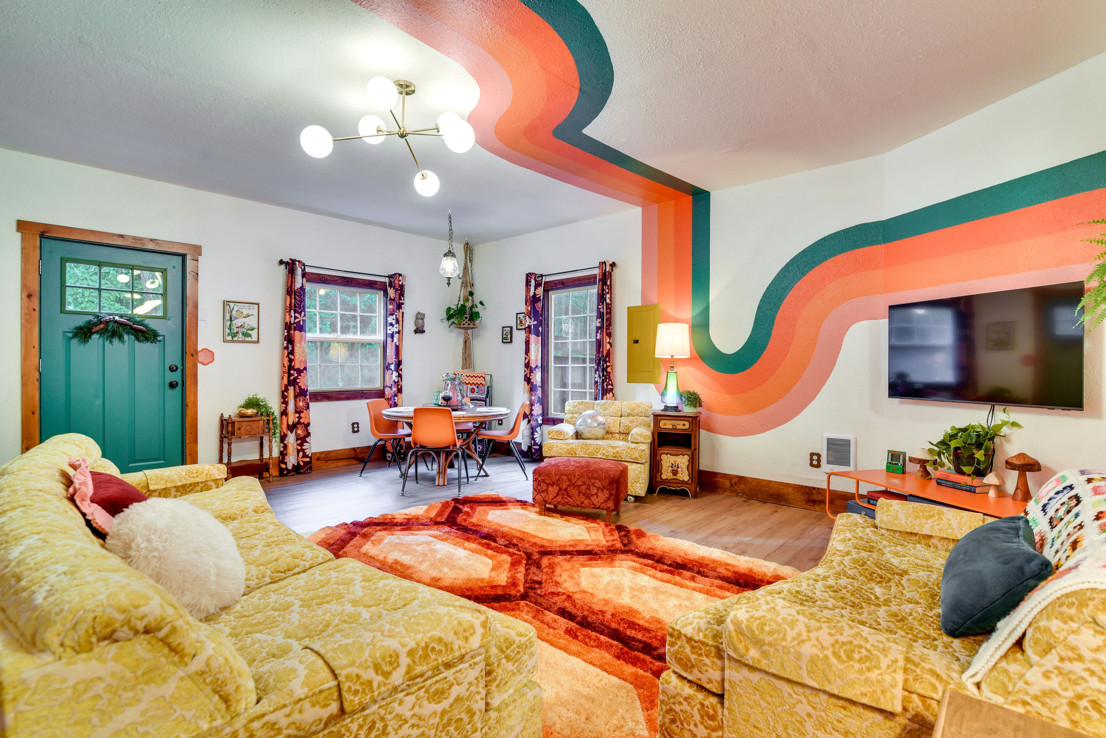 Living Room | Smart TV | Board Games