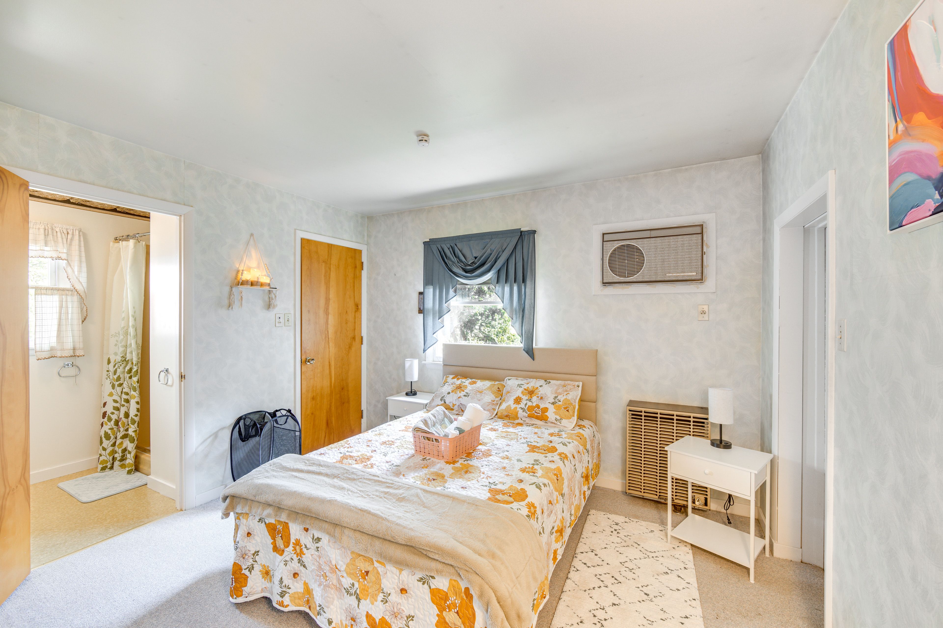Bedroom 1 | Full Bed | 1st Floor | Linens Provided | En-Suite Bathroom