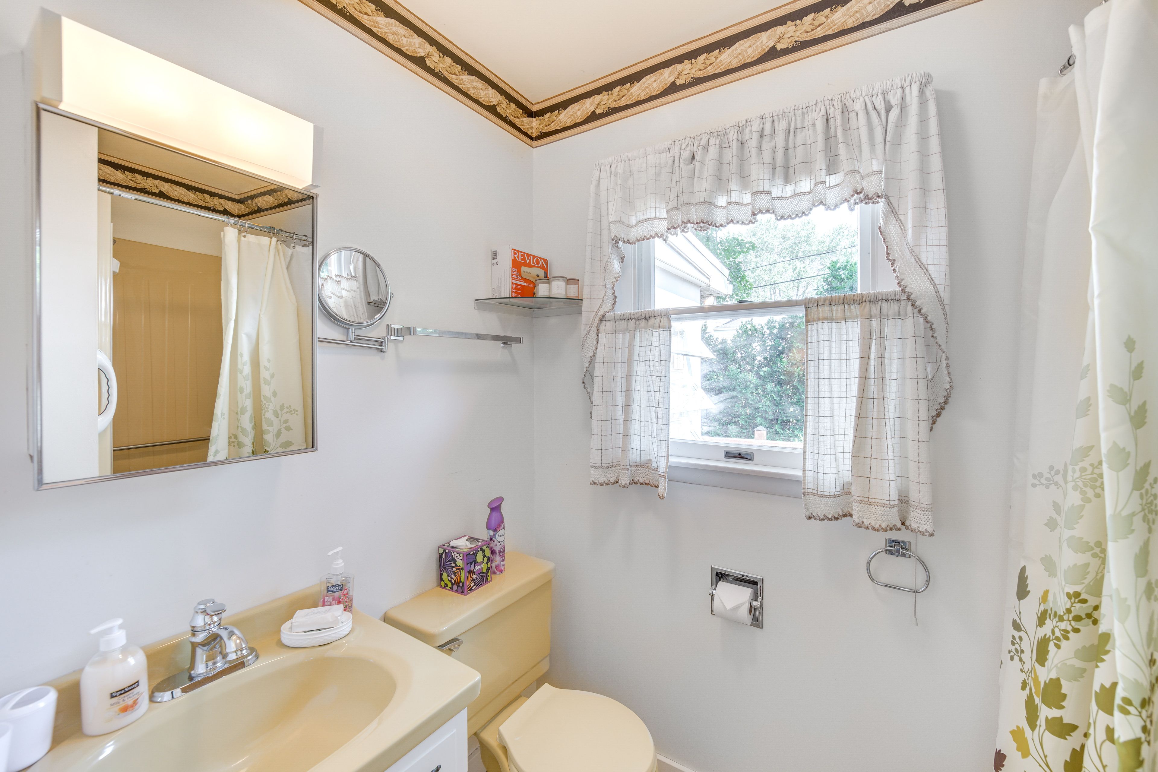 Full Bathroom | 1st Floor | Hair Dryer | Grab Rail