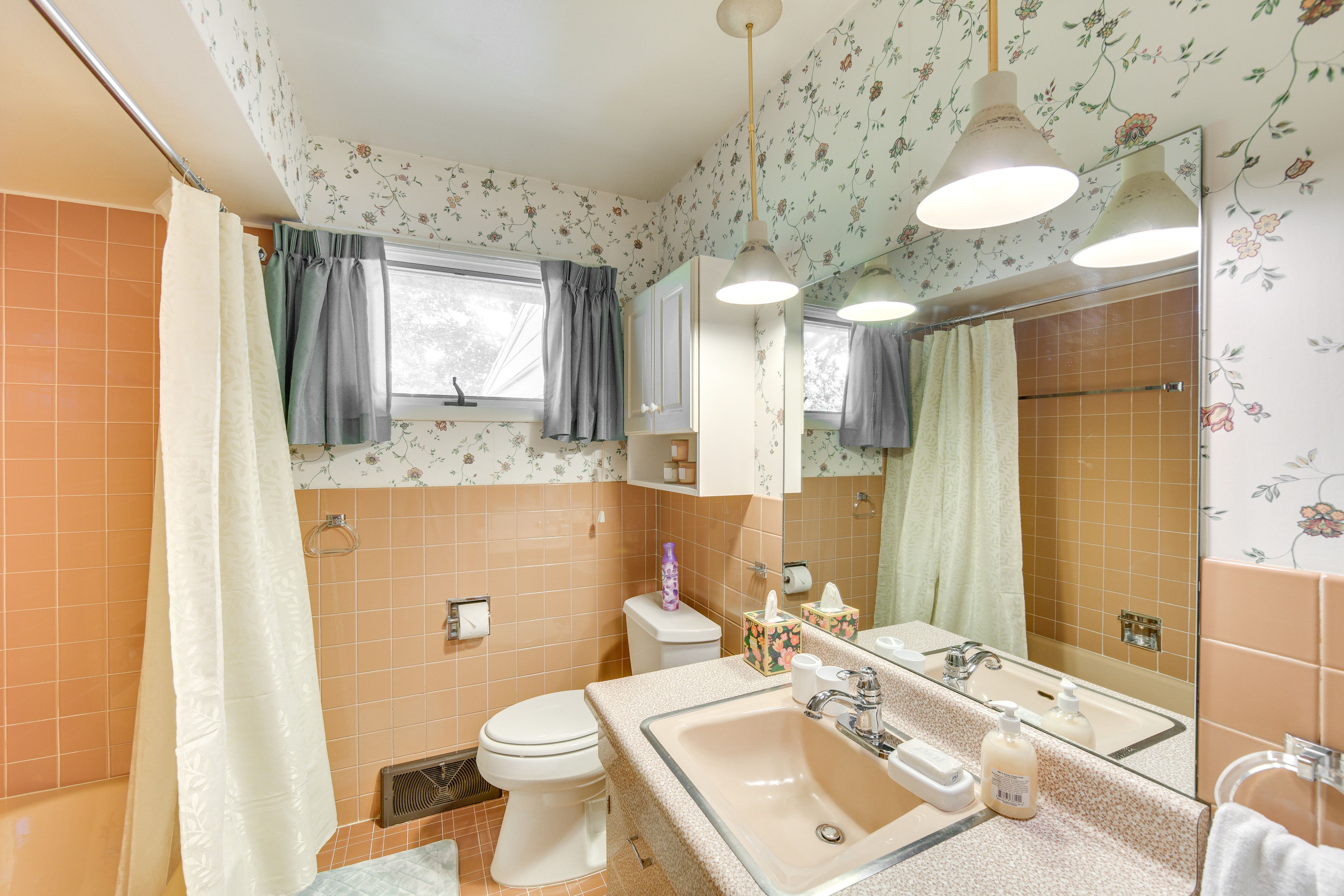 Full Bathroom | 1st Floor | Towels Provided | Complimentary Toiletries