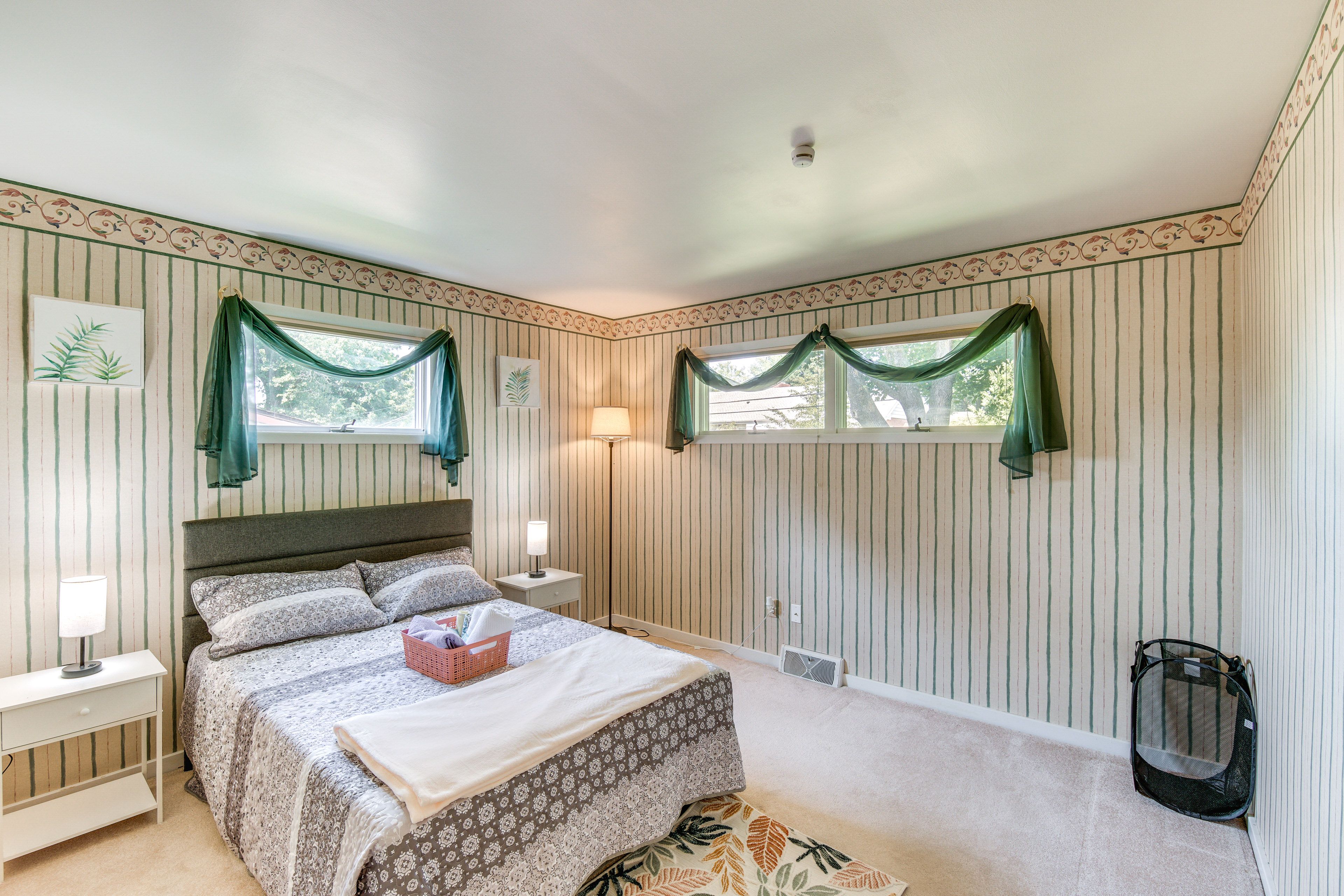 Bedroom 2 | Full Bed | 1st Floor | Hangers