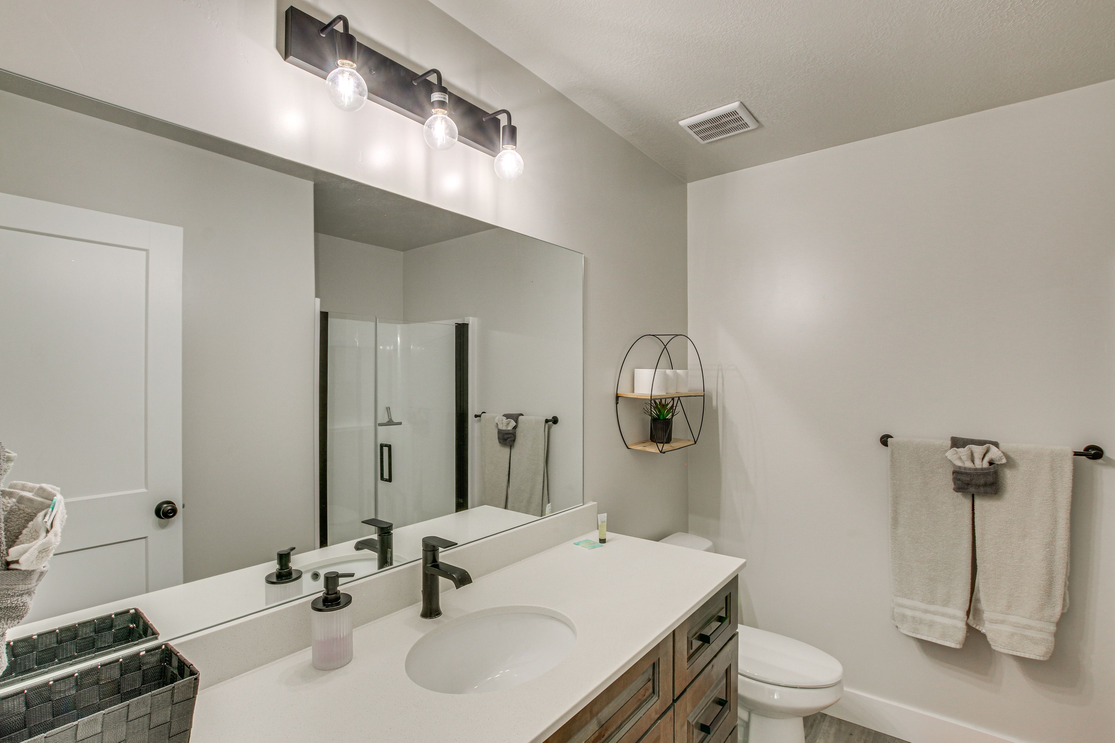 Full Bathroom | 1st Floor | Complimentary Toiletries | Towels Provided