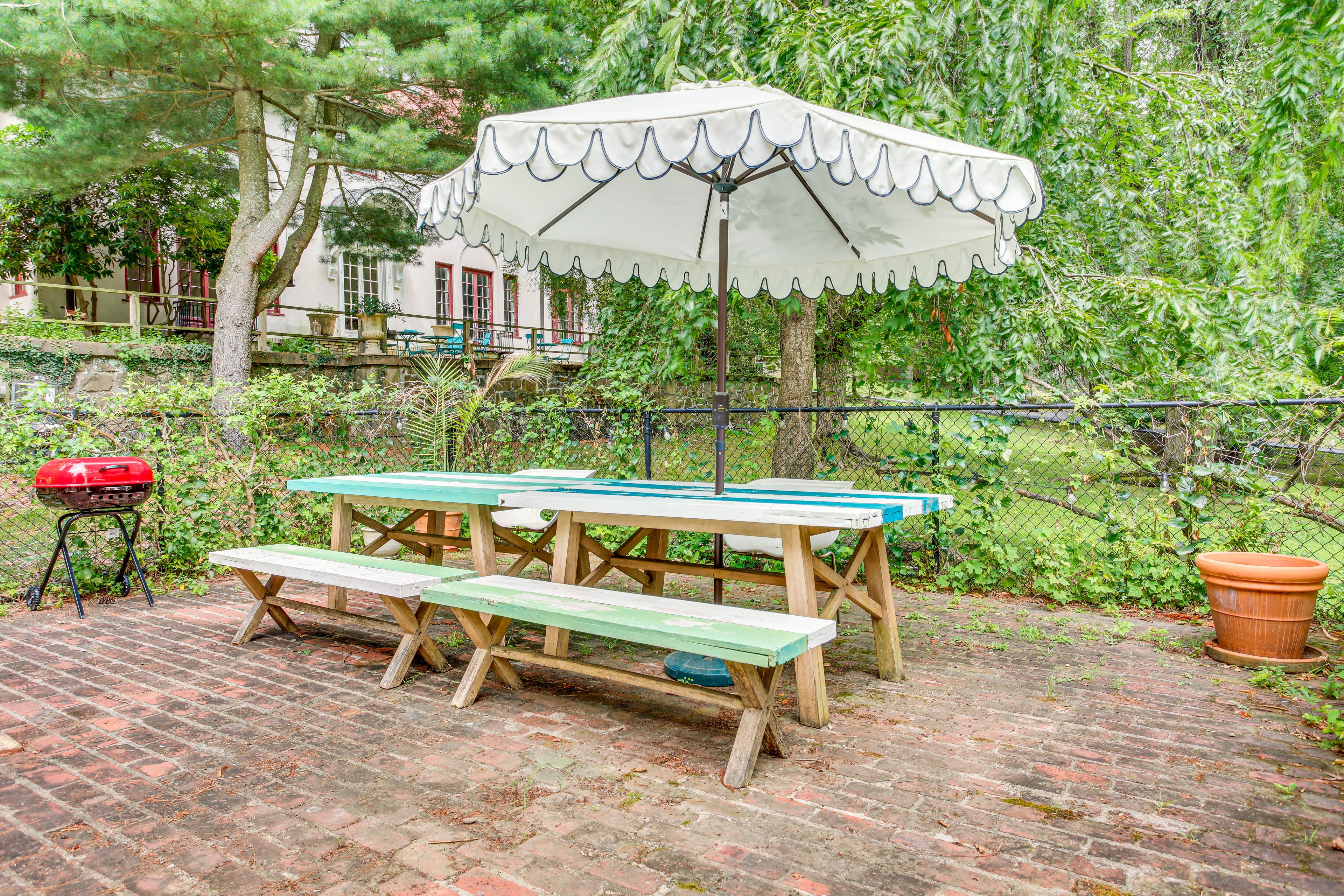 Outdoor Dining Area | Charcoal Grill