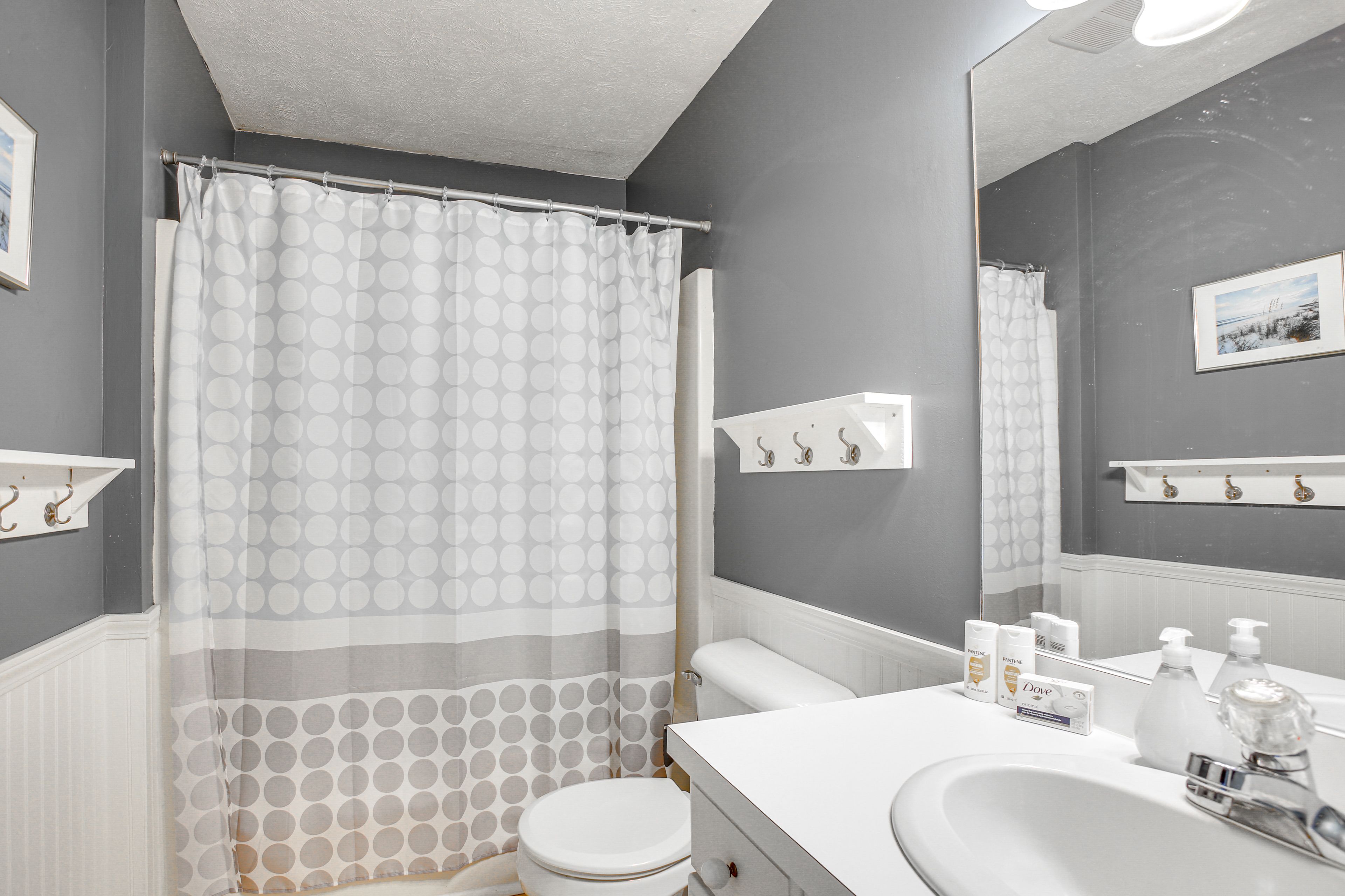 Full Bathroom | Towels Provided | Main Level