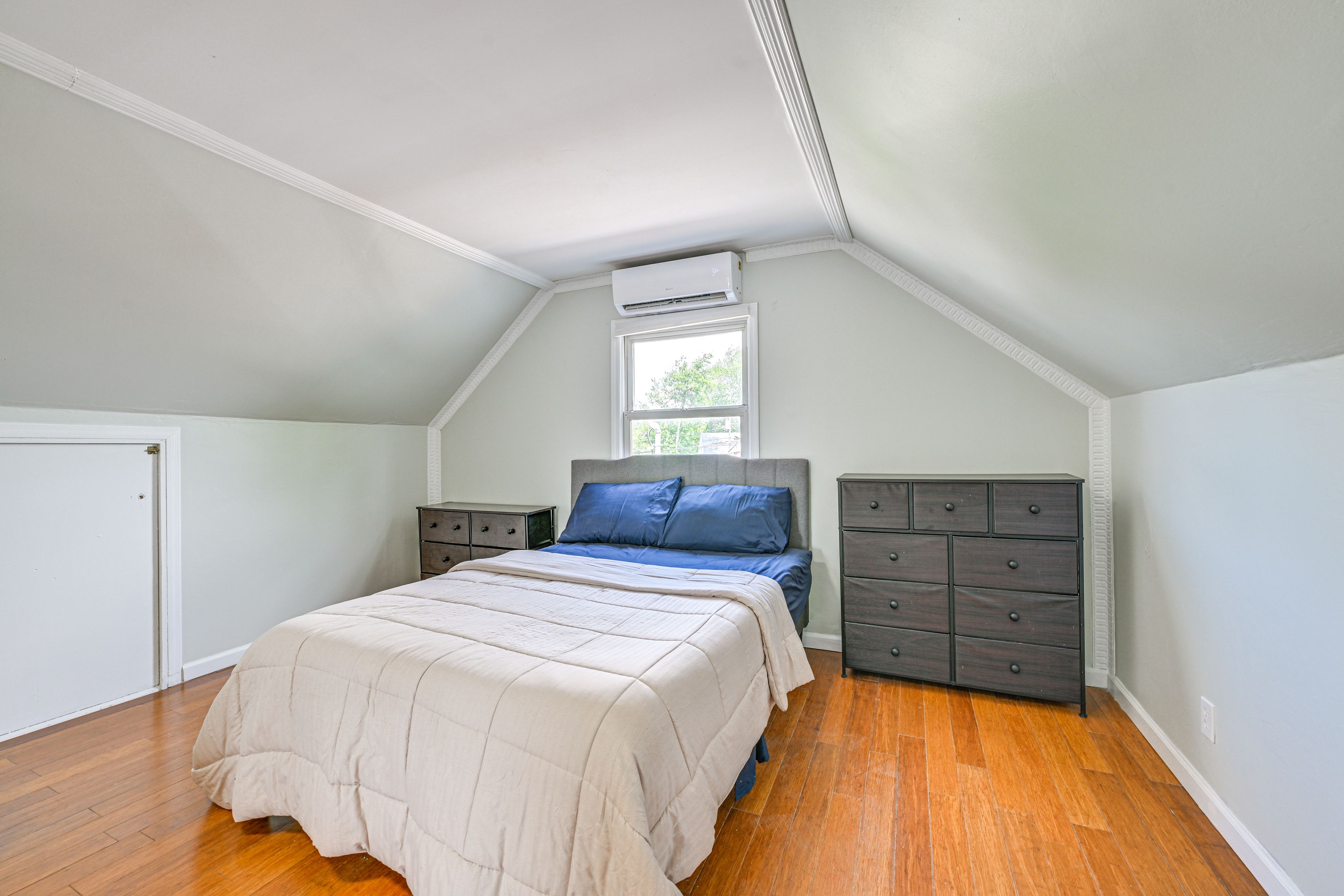 Bedroom 1 | Queen Bed