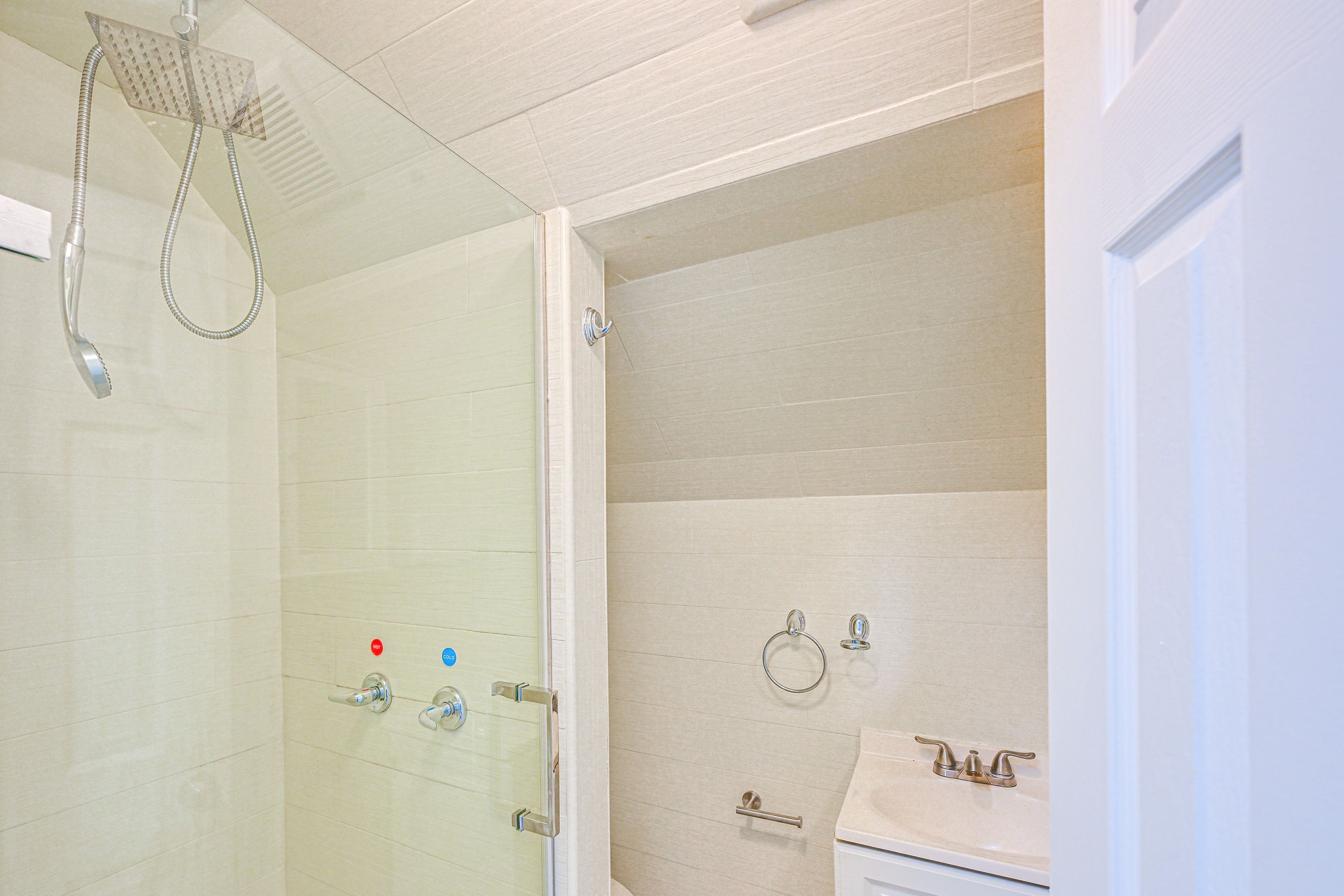 Full Bathroom | Towels | Complimentary Toiletries