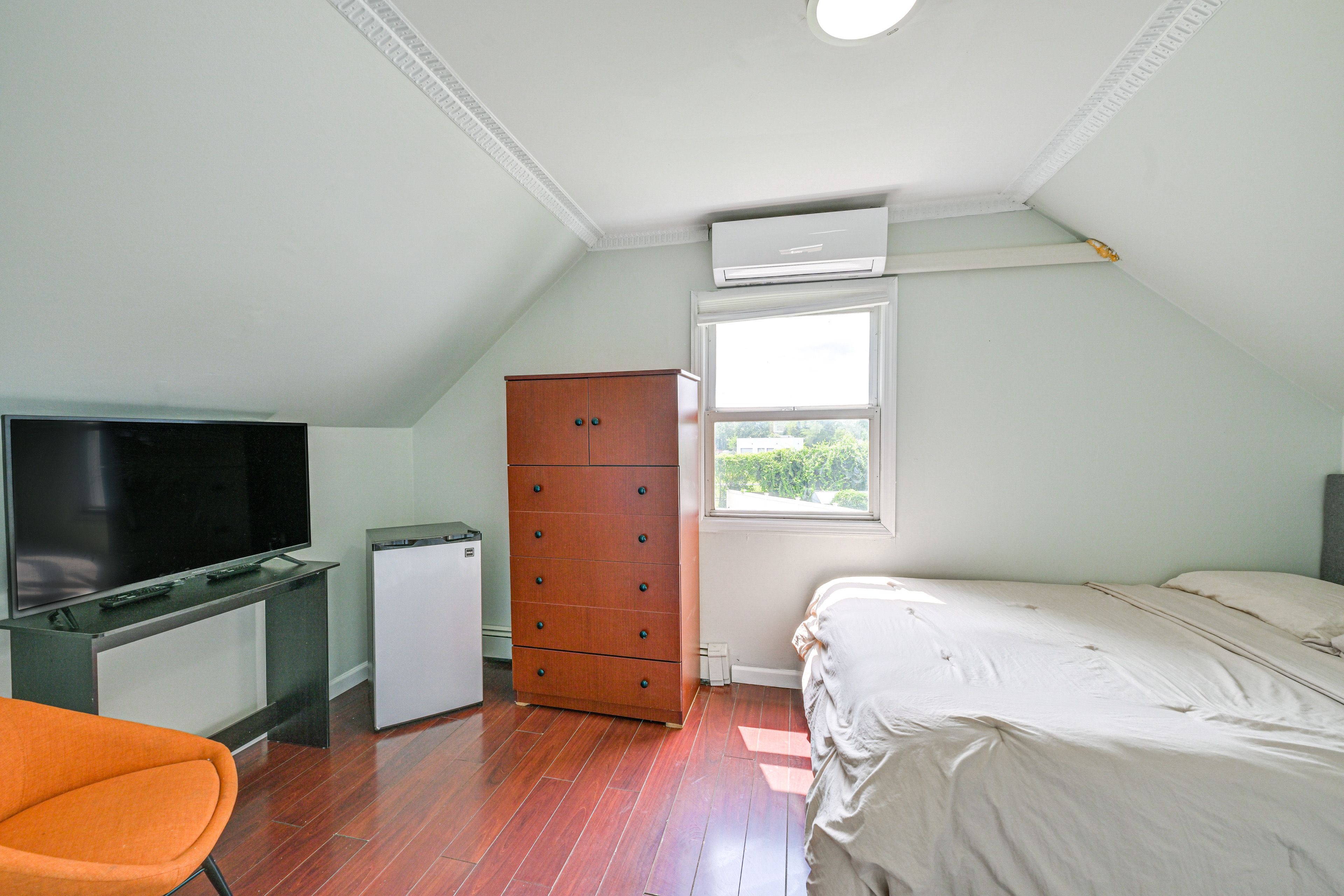 Smart TV | Mini Fridge | Storage Space | Central Heating & A/C