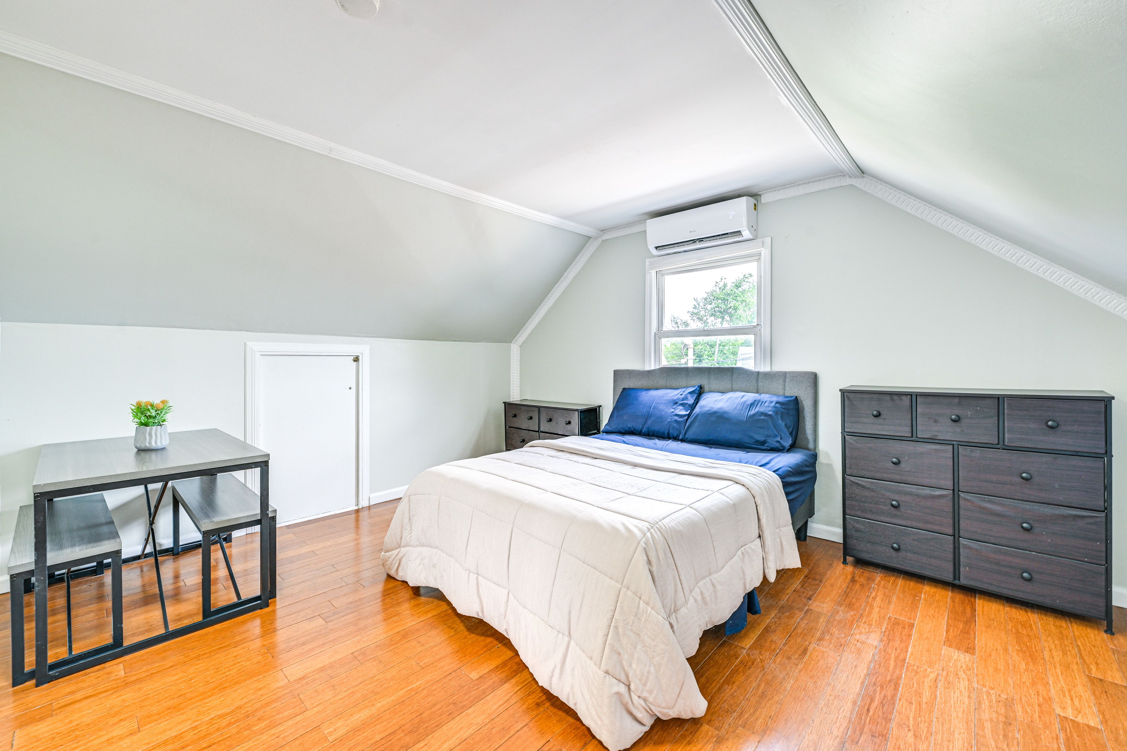 Bedroom 1 | Queen Bed