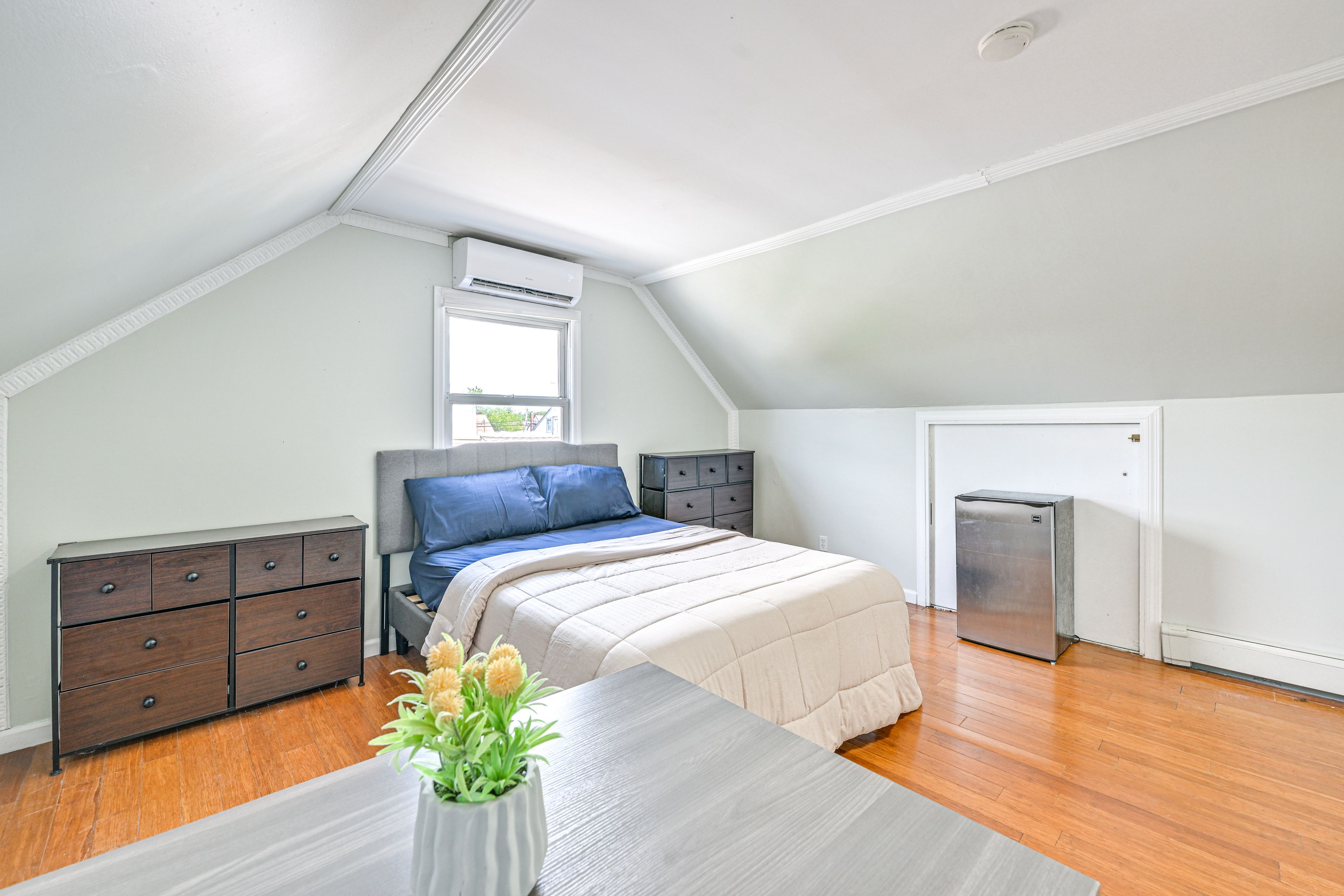 Bedroom 1 | Queen Bed