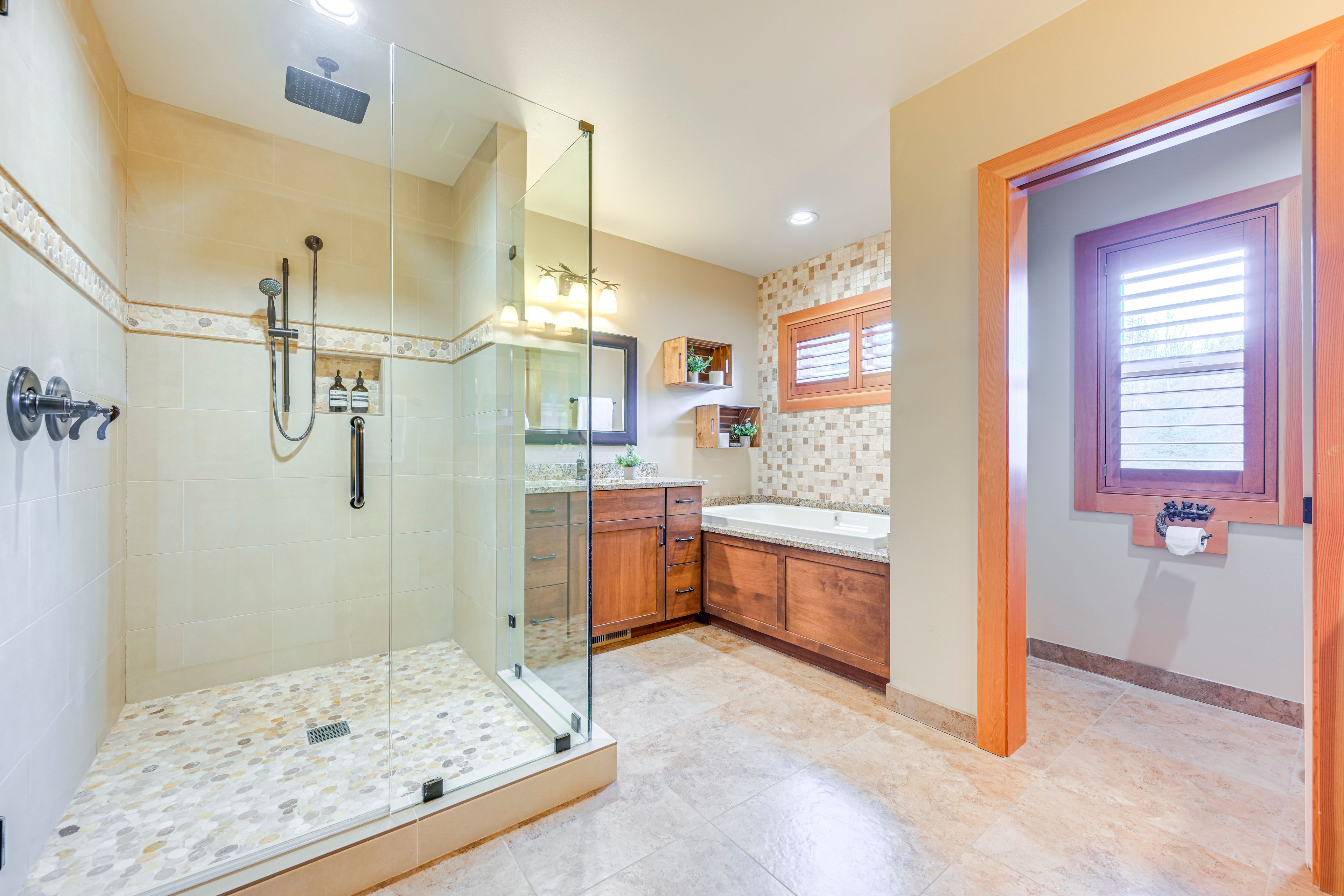 Full Bathroom | Towels Provided | Main Floor