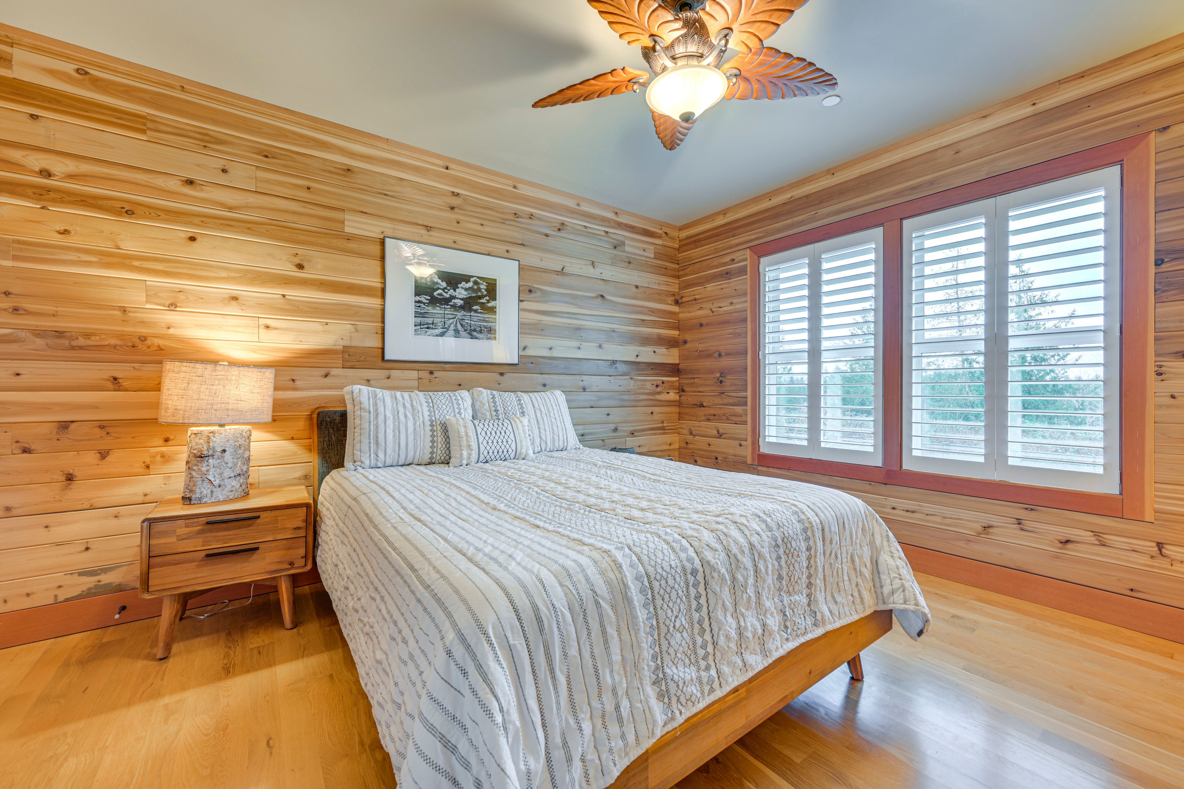 Bedroom 2 | Queen Bed | Smart TV | Main Floor