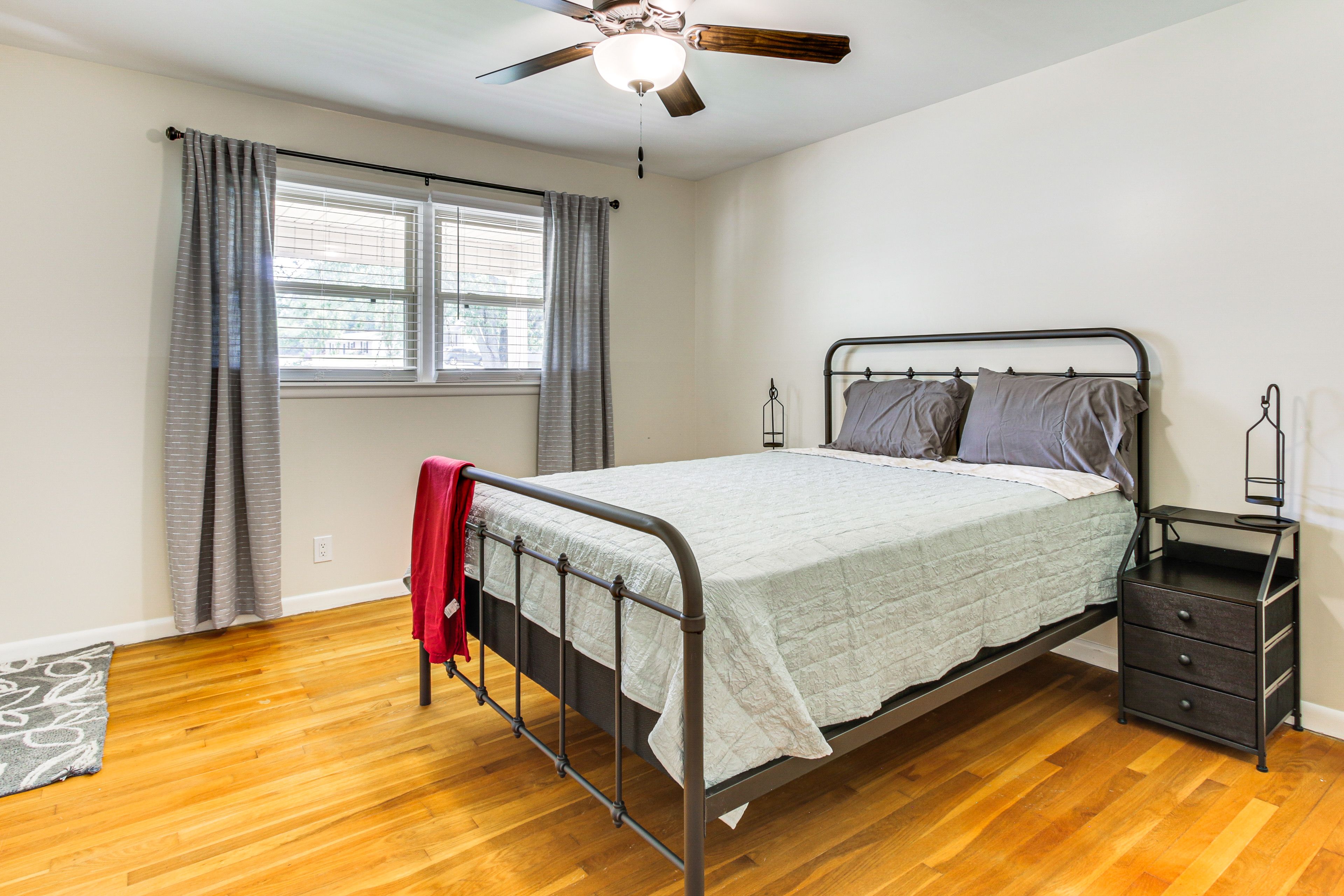 Bedroom 1 | Queen Bed