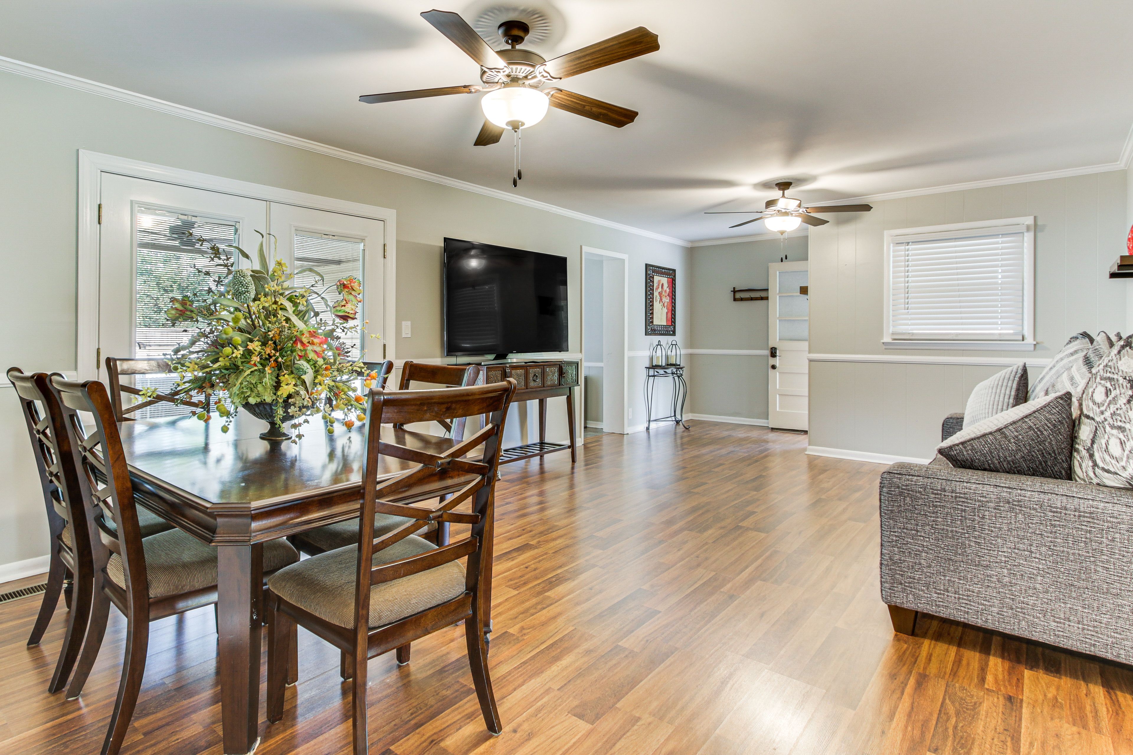 Living Area | Dining Area | Cable TV