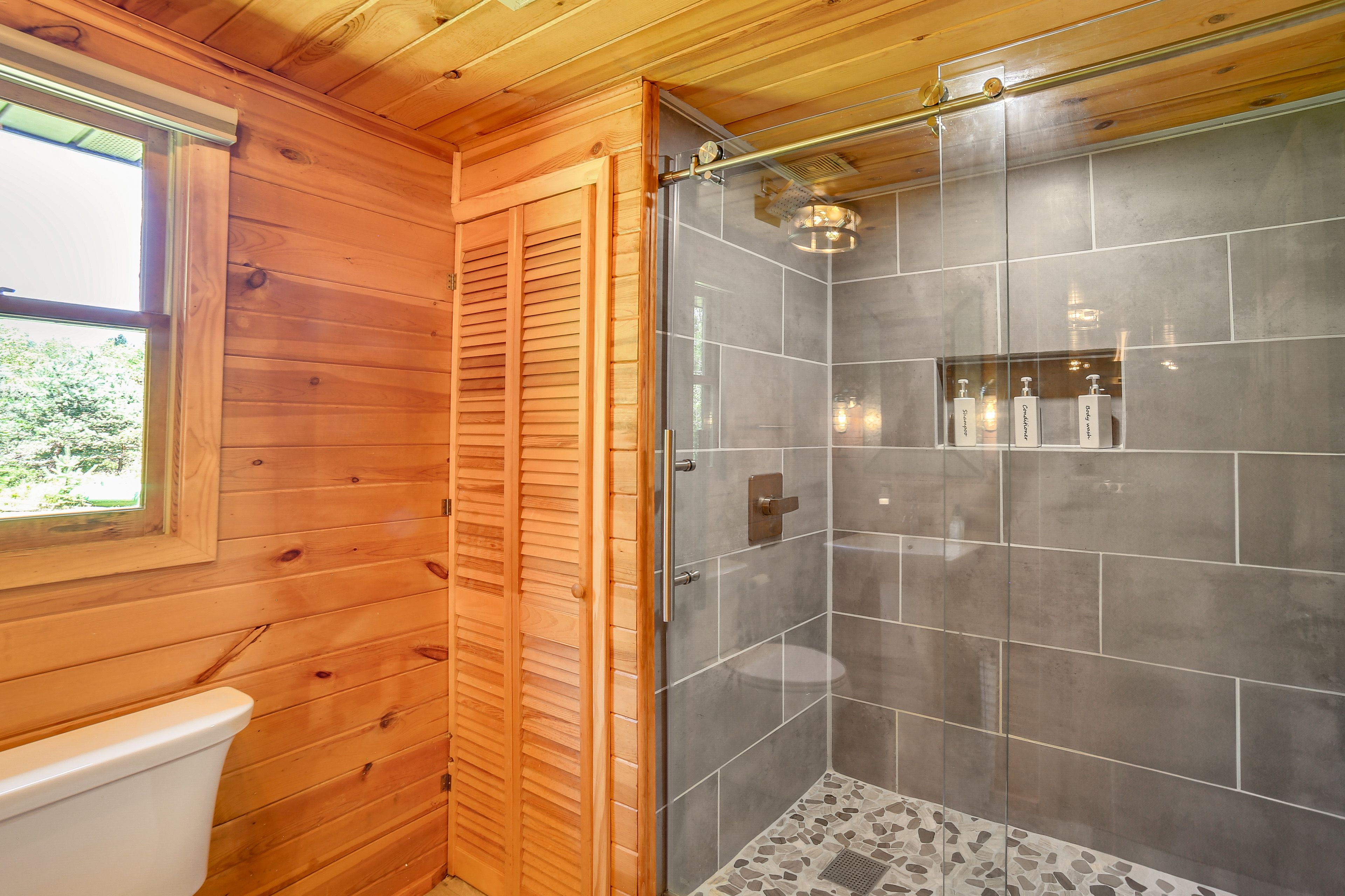 Full Bathroom | 1st Floor | Towels Provided