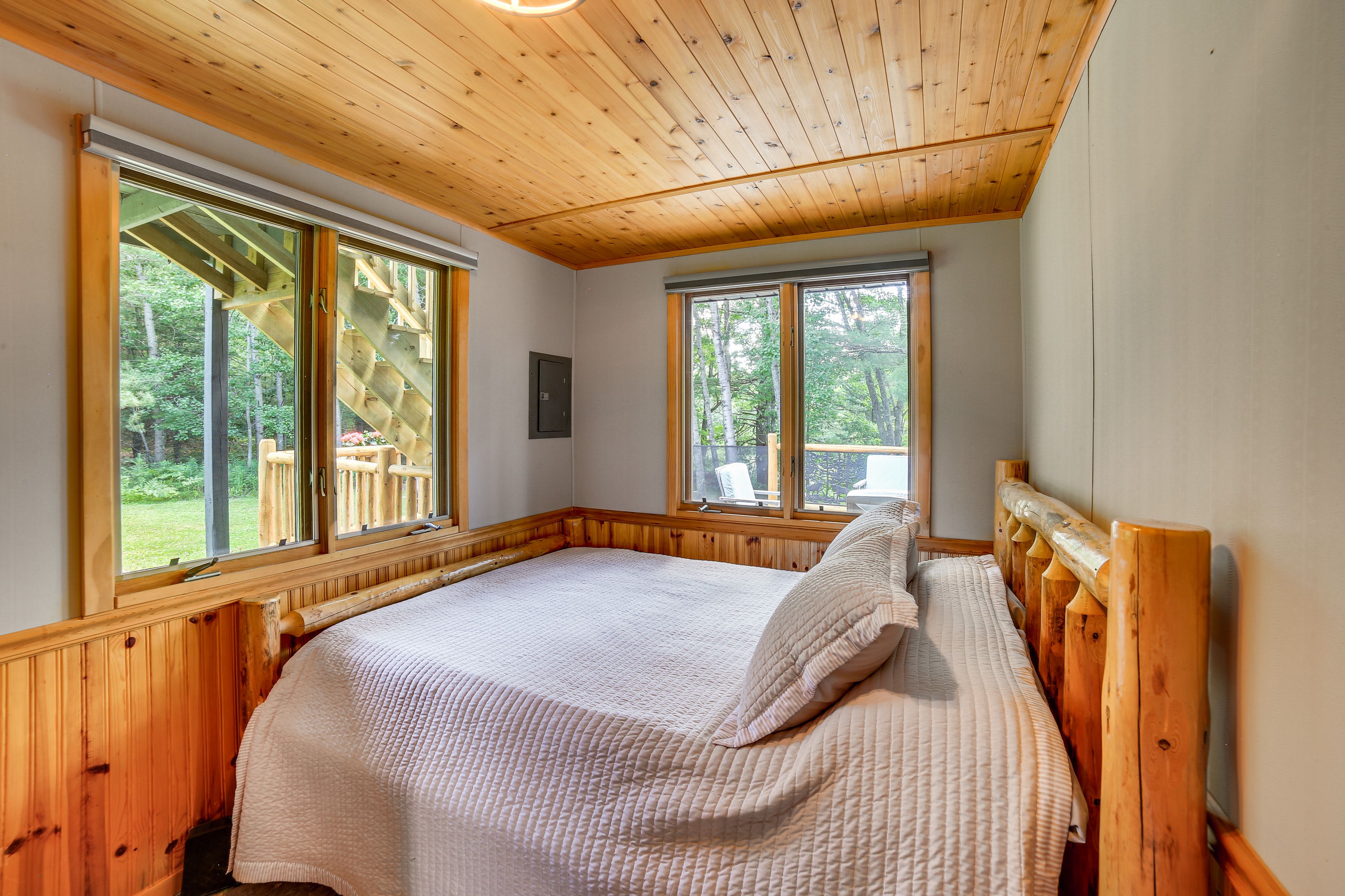 Bedroom 1 | Queen Bed | 1st Floor | Linens Provided