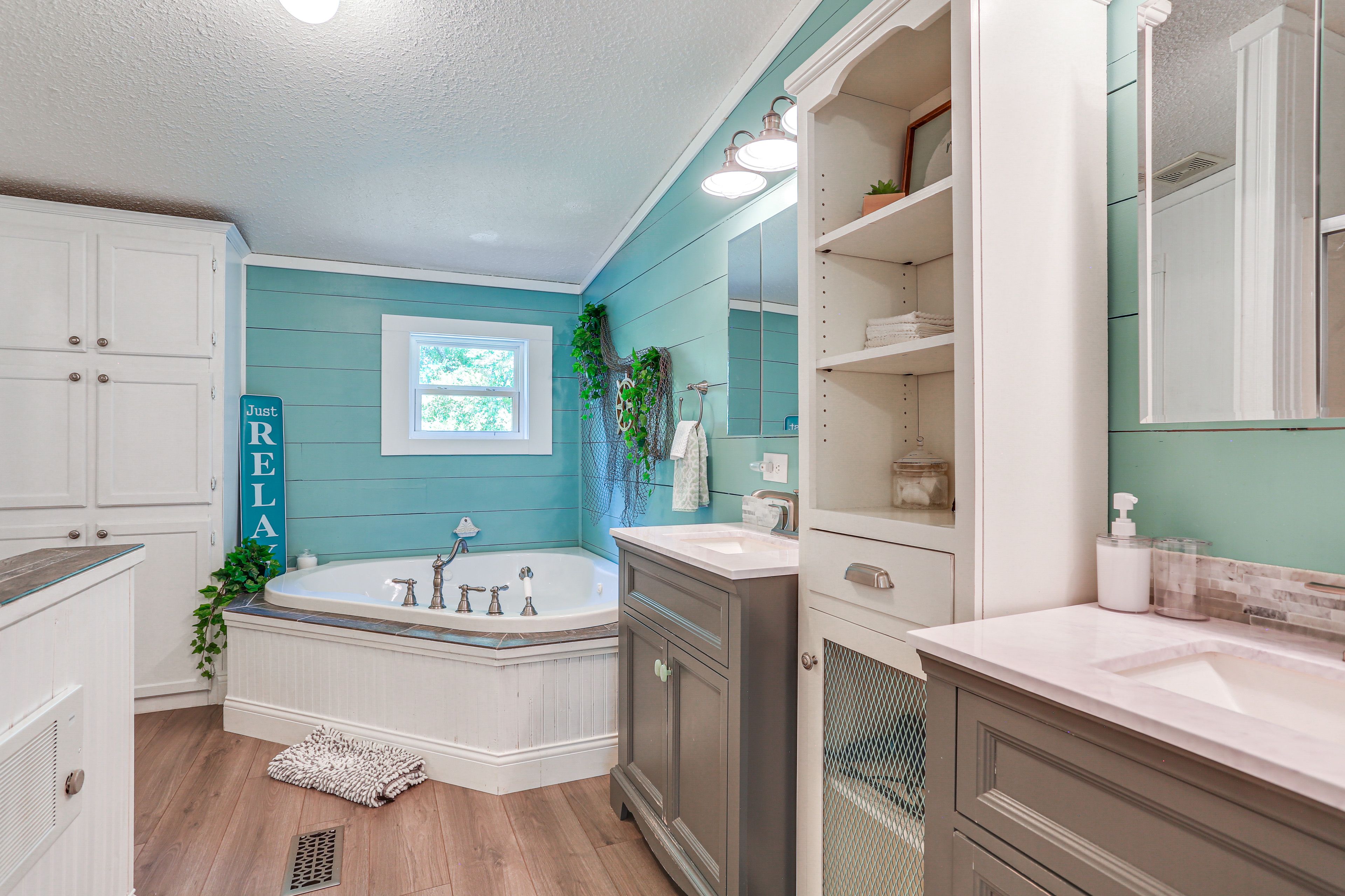 Full Bathroom | Towels Provided | Jetted Tub