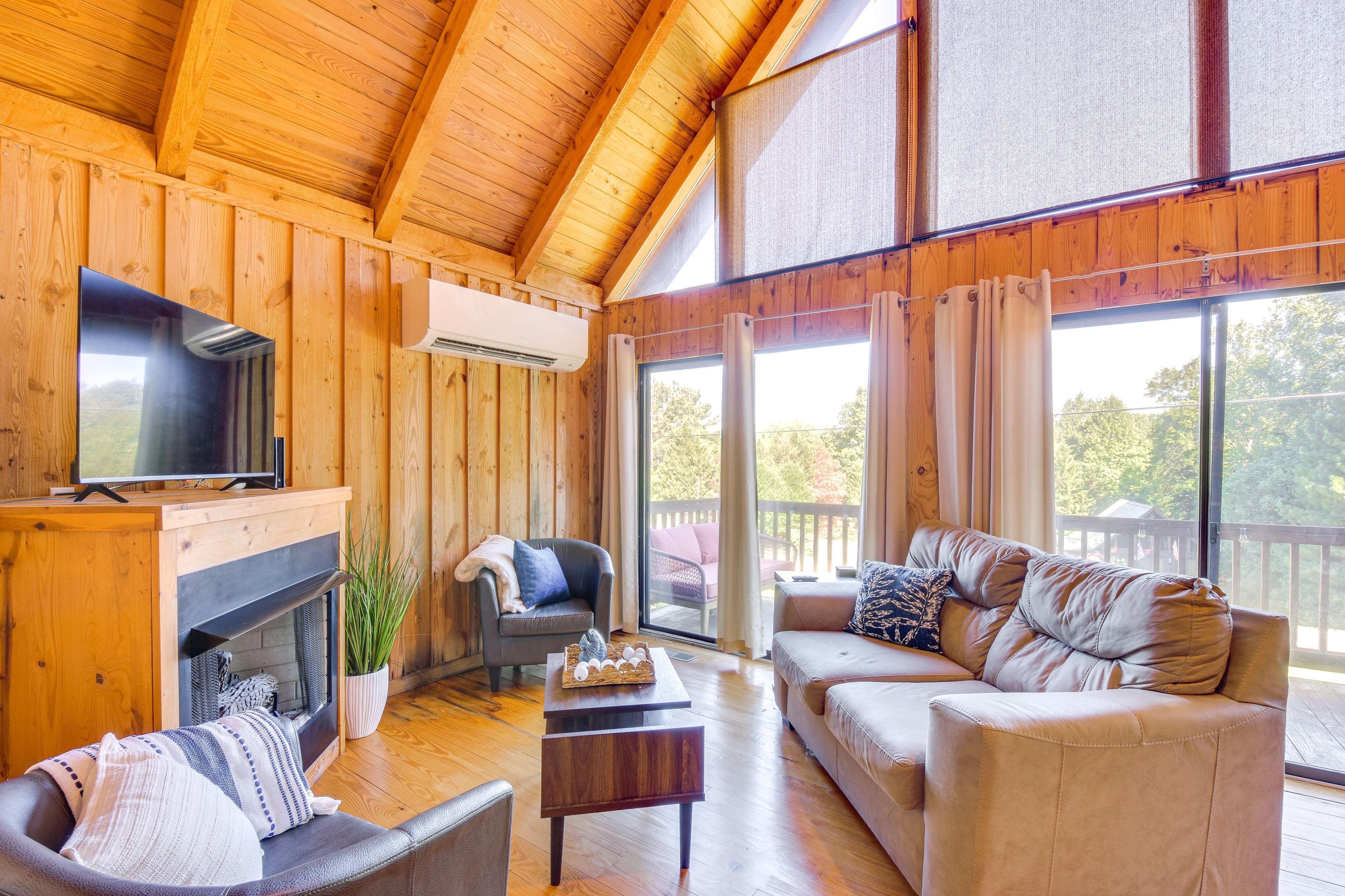 Living Room | Free WiFi | Smart TV | Central A/C | Fireplace